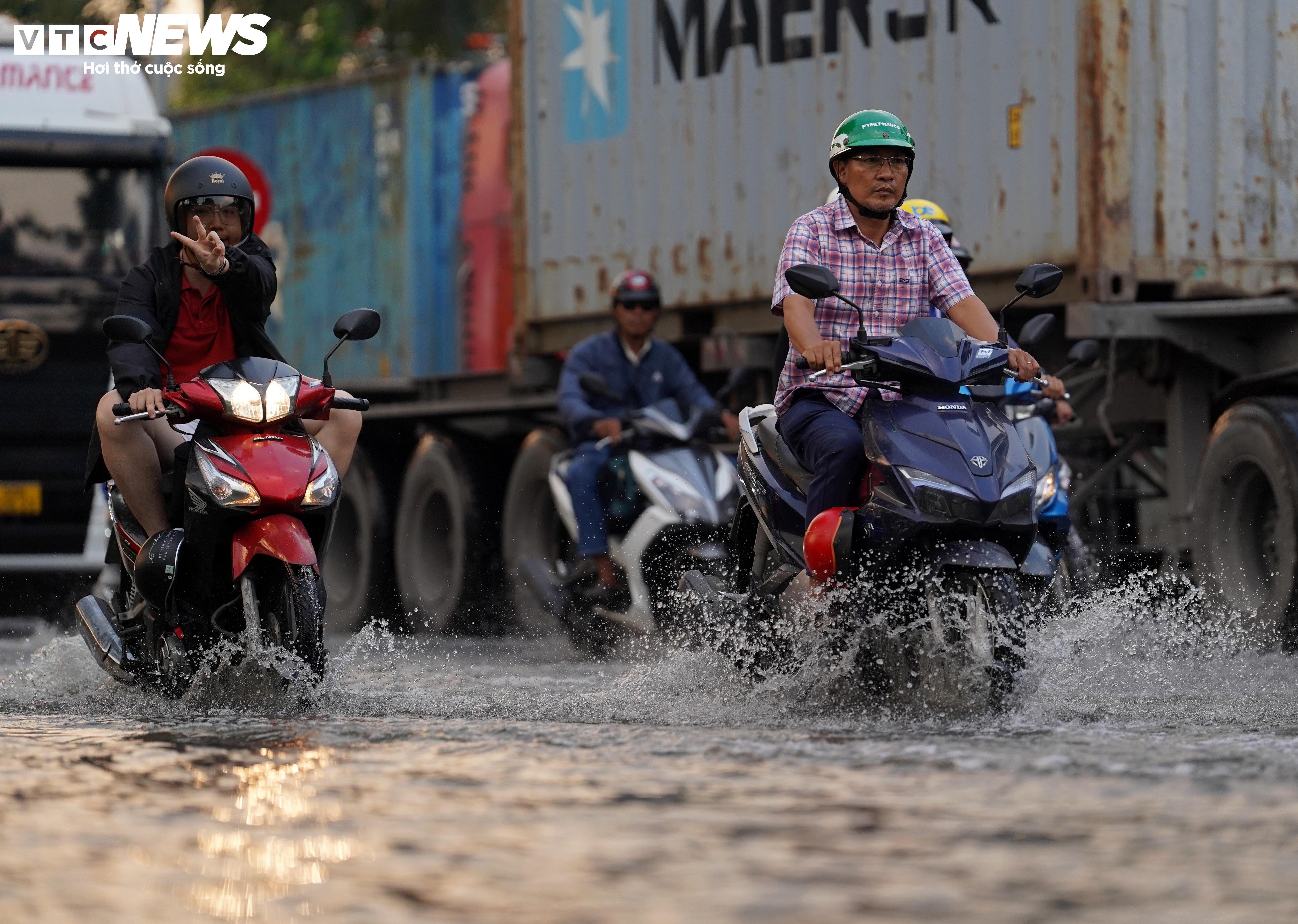 Triều cường đạt đỉnh giờ tan tầm, người TP.HCM lại bì bõm lội nước về nhà - 13