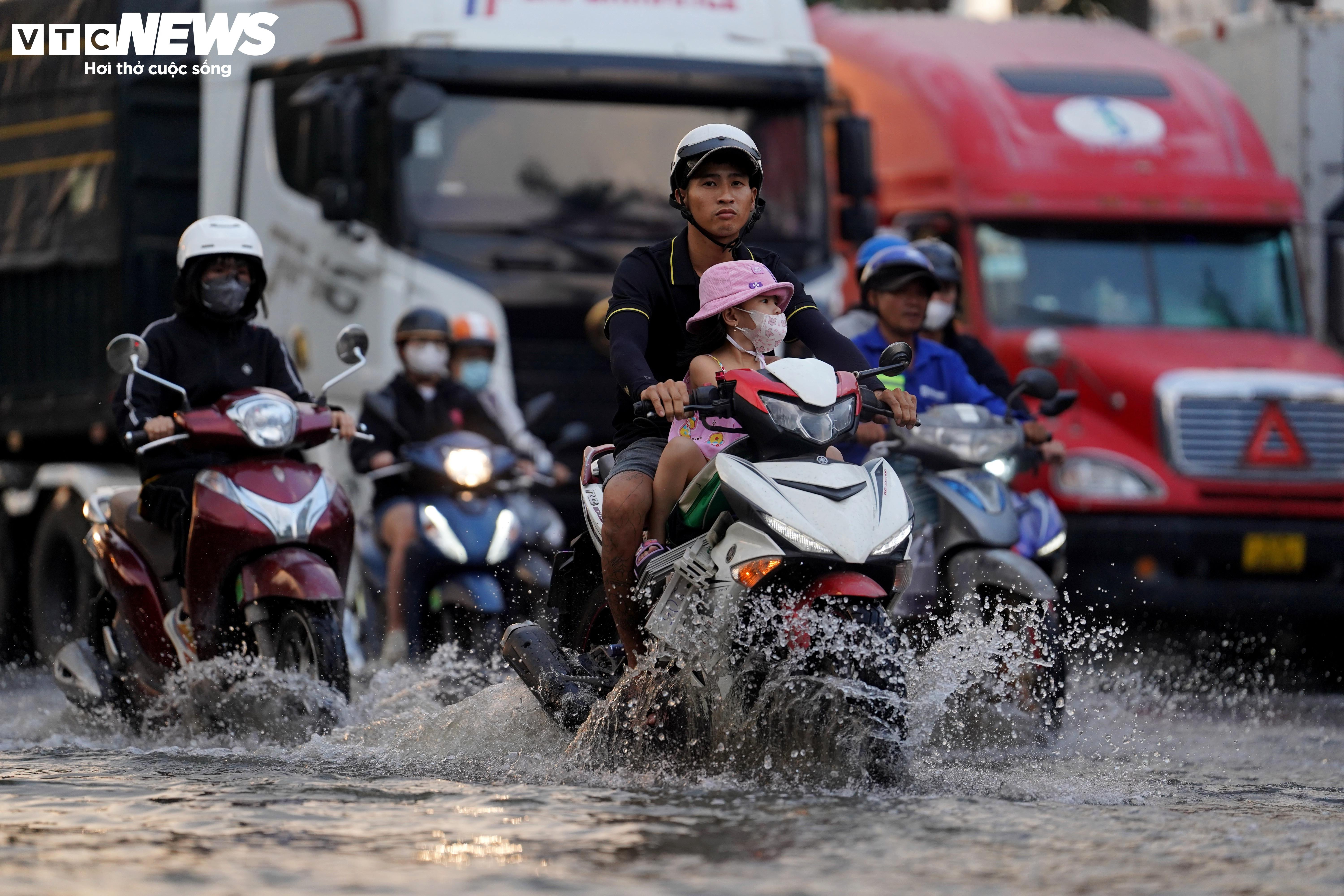 Triều cường đạt đỉnh giờ tan tầm, người TP.HCM lại bì bõm lội nước về nhà - 2