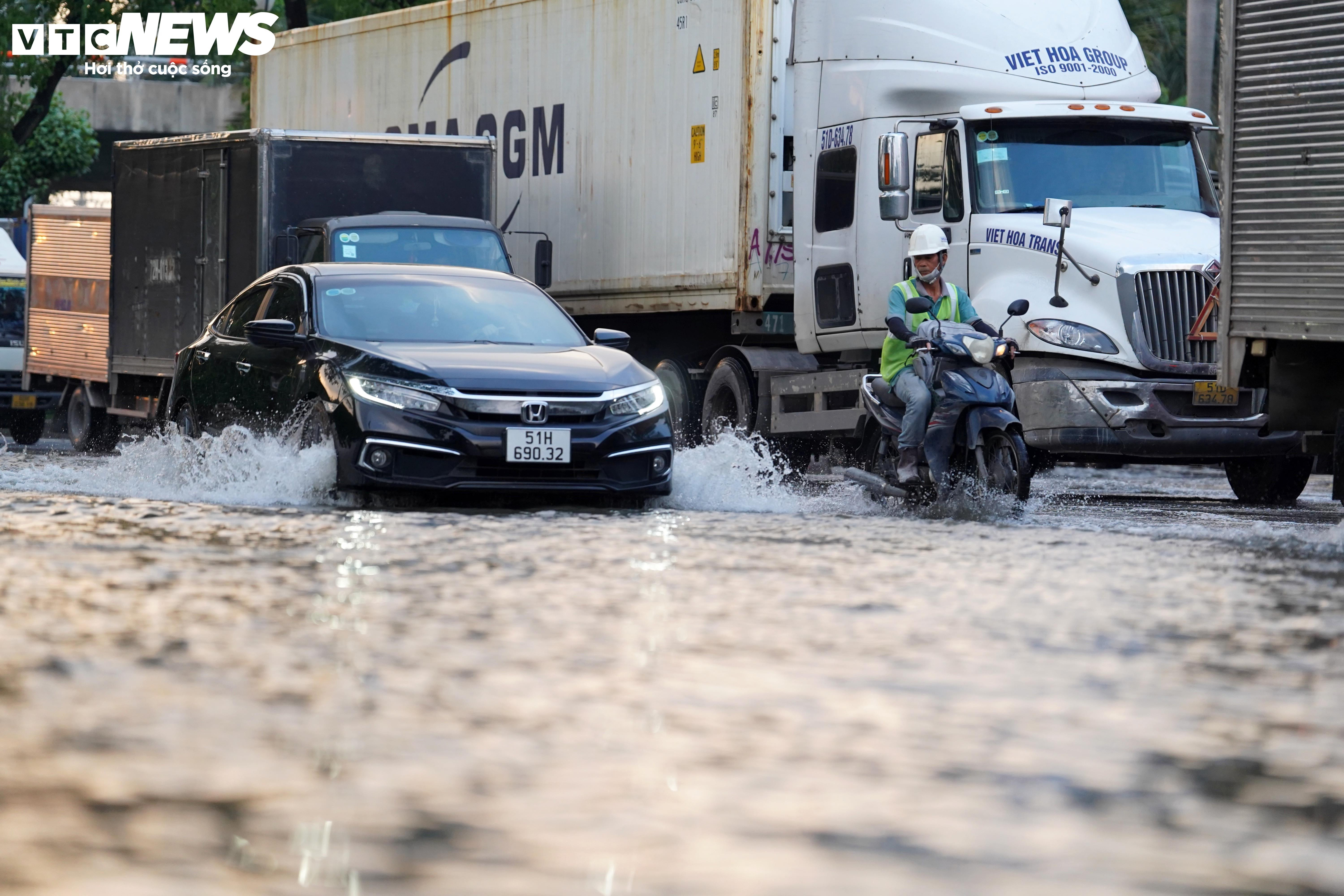 Triều cường đạt đỉnh giờ tan tầm, người TP.HCM lại bì bõm lội nước về nhà - 5