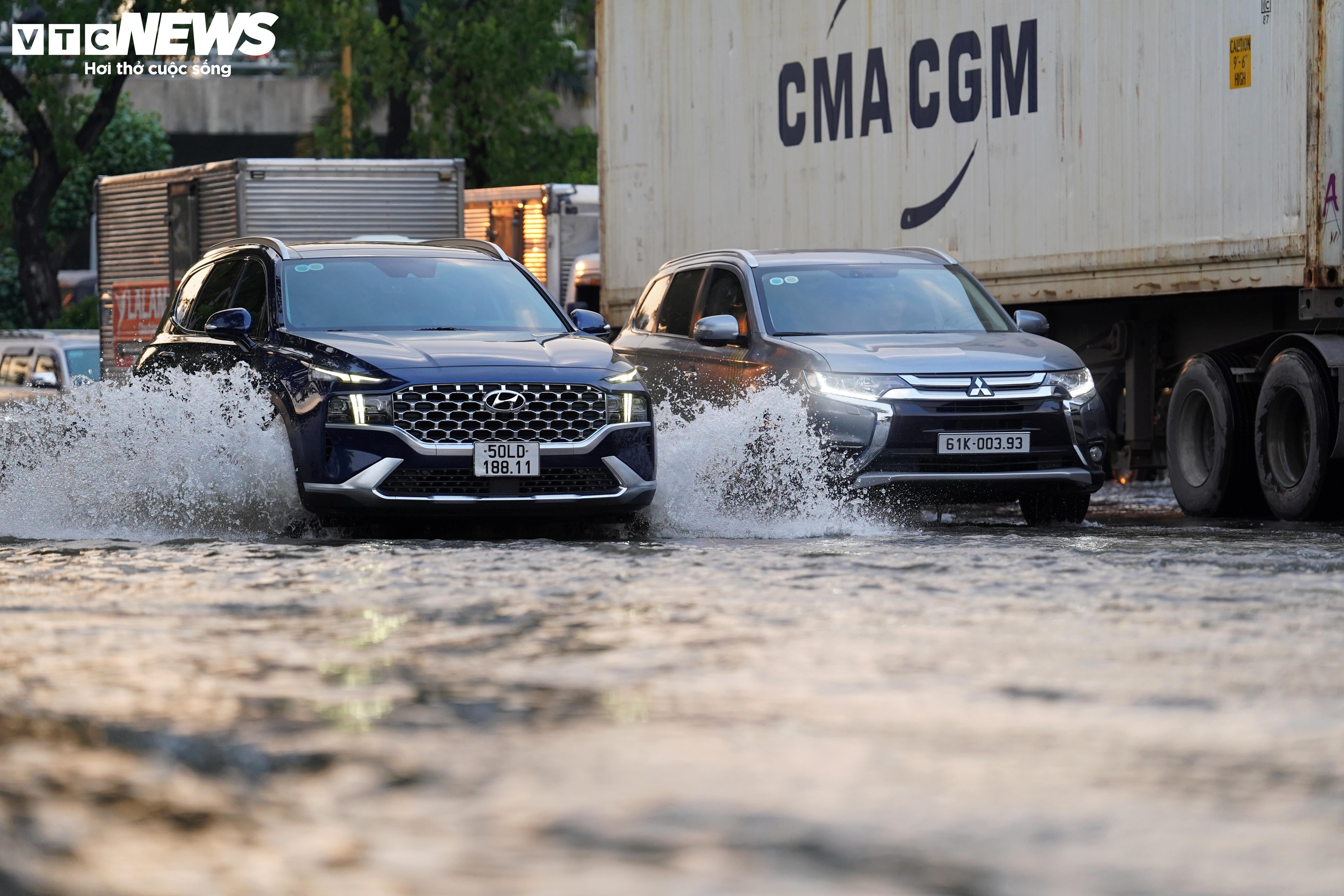 Triều cường đạt đỉnh giờ tan tầm, người TP.HCM lại bì bõm lội nước về nhà - 12