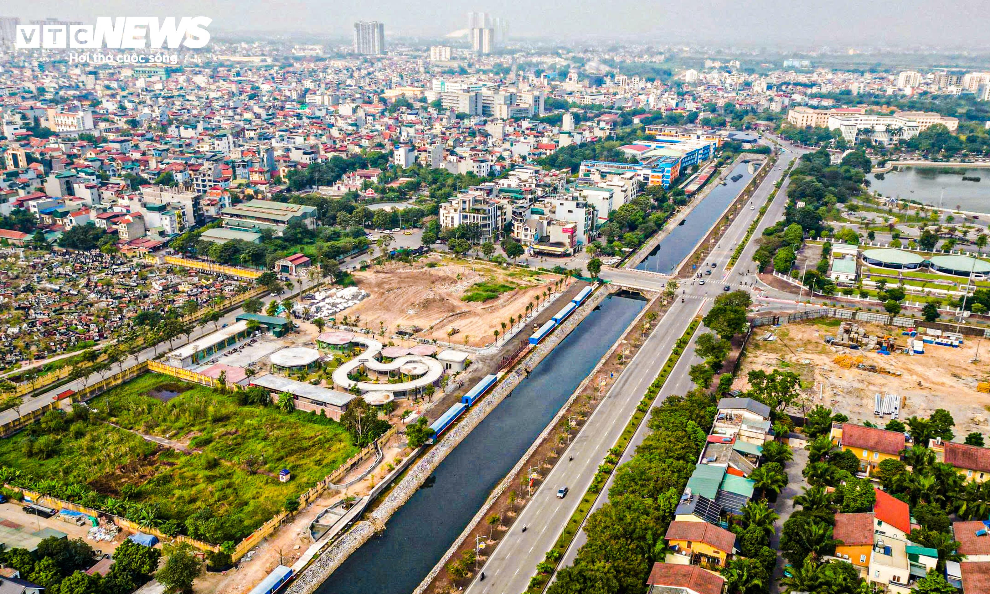 Mục sở thị khu nhà uốn lượn 'hình rắn' hiếm thấy tại làng nghề Lệ Mật - 1