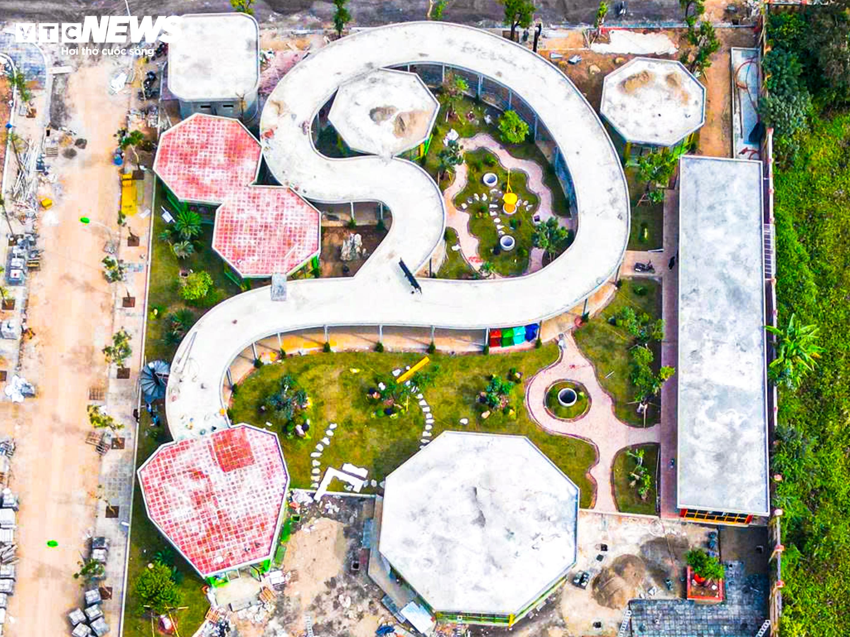 Mục sở thị khu nhà uốn lượn 'hình rắn' hiếm thấy tại làng nghề Lệ Mật - 5