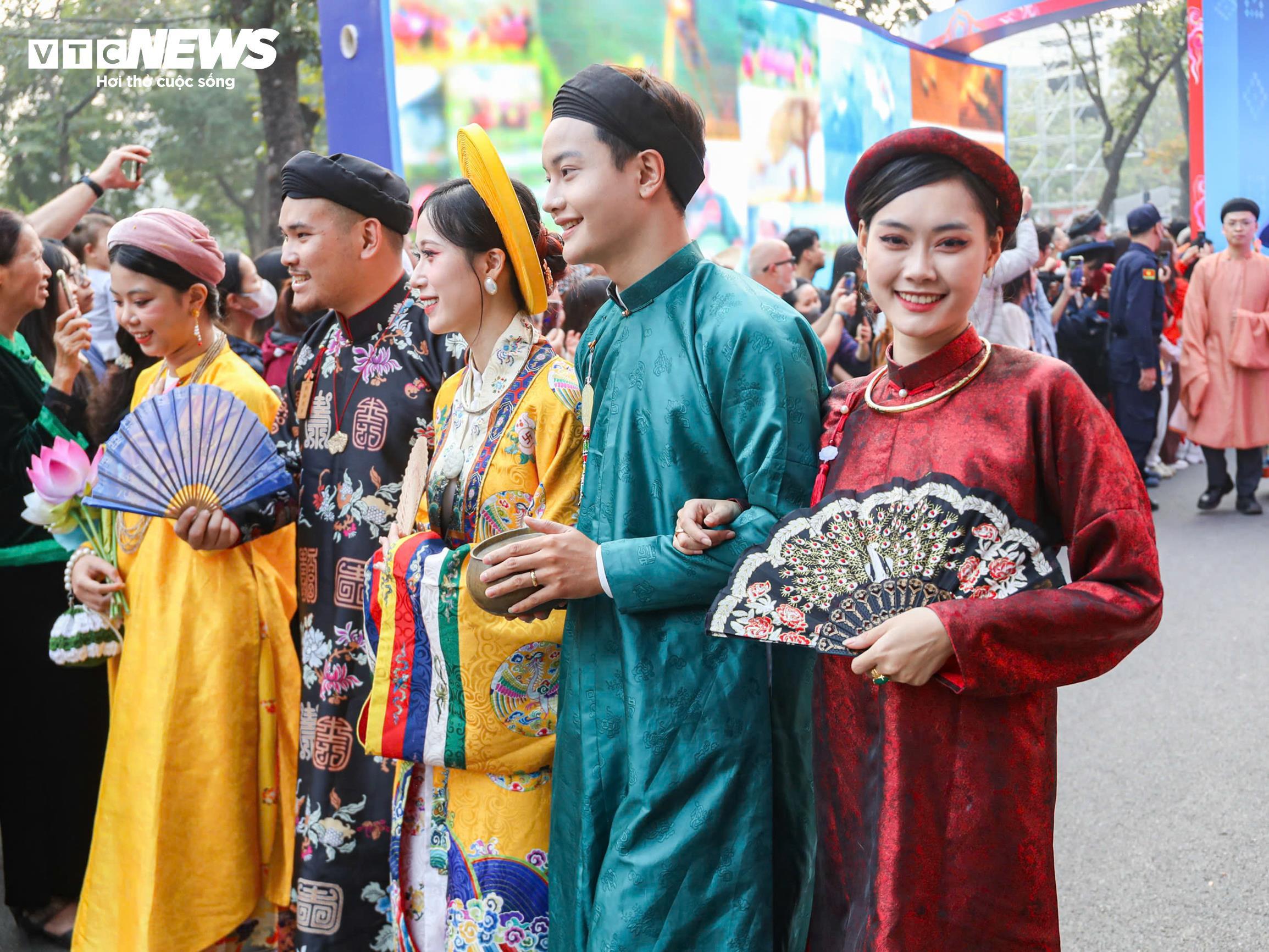 800 người mặc Việt phục tái hiện nghi lễ cưới xưa giữa phố đi bộ hồ Gươm - 3