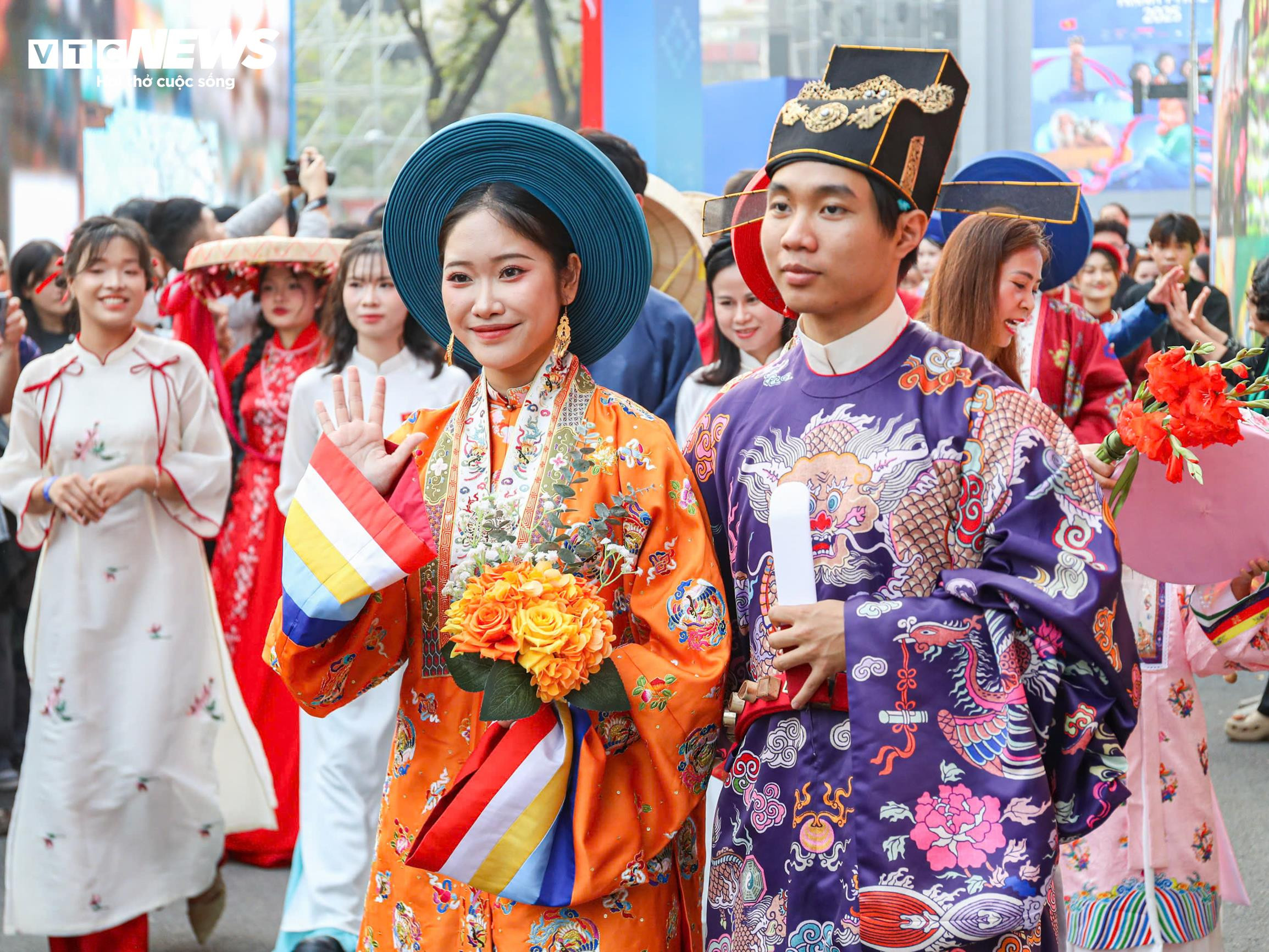 800 người mặc Việt phục tái hiện nghi lễ cưới xưa giữa phố đi bộ hồ Gươm - 4