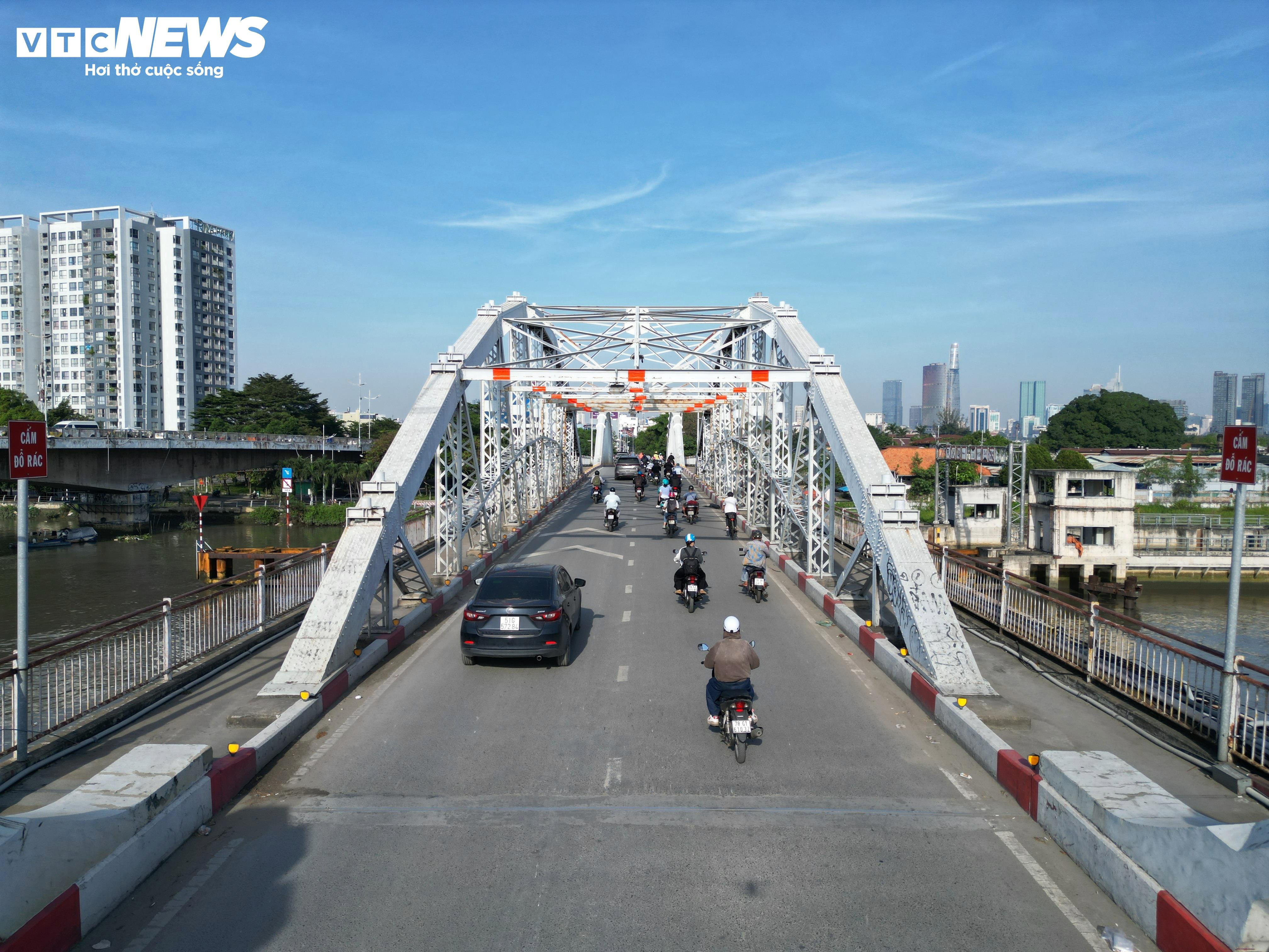  Sau lệnh cấm xe tải, giao thông qua cầu 120 tuổi ở TP.HCM ra sao? - 1