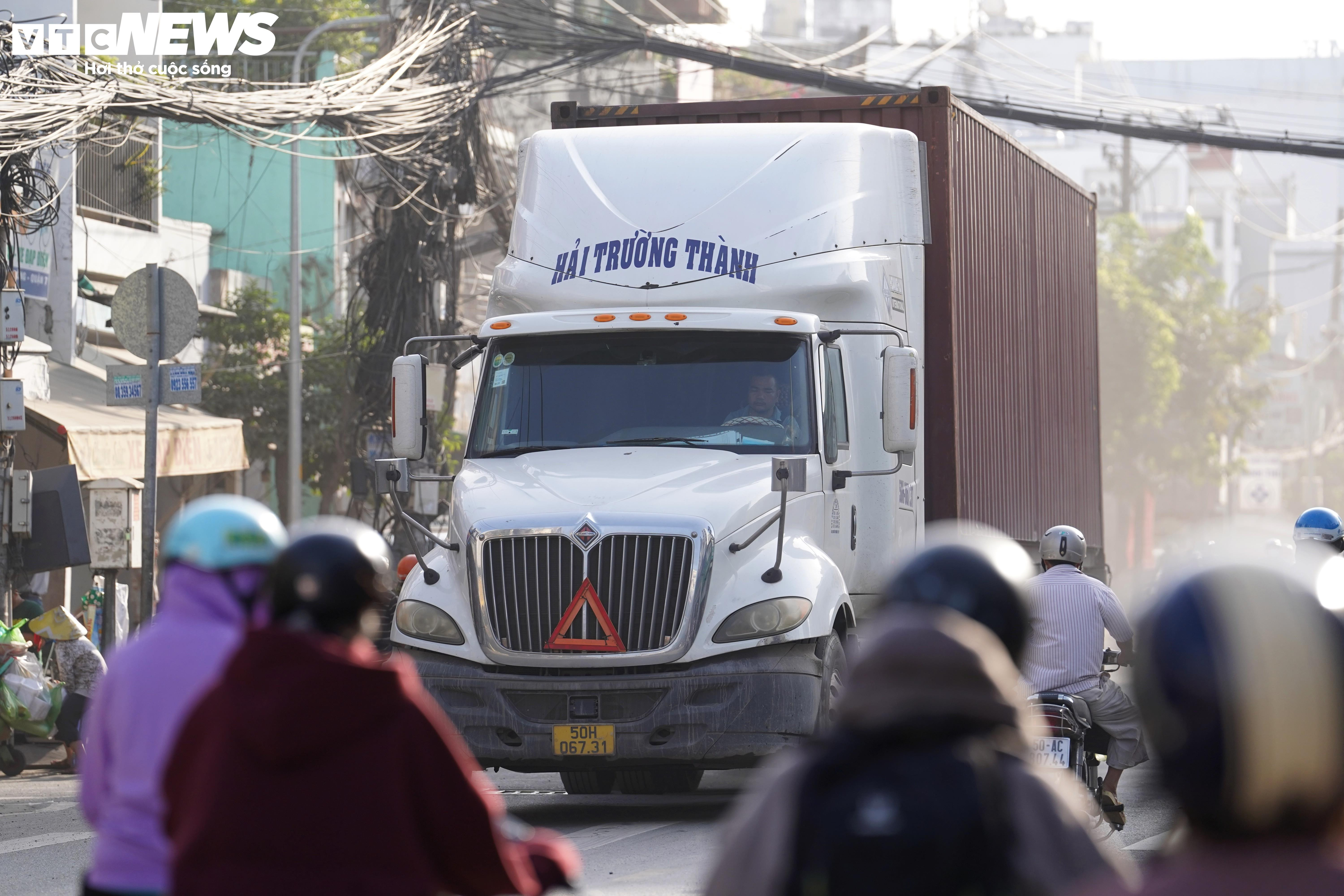  Sau lệnh cấm xe tải, giao thông qua cầu 120 tuổi ở TP.HCM ra sao? - 5