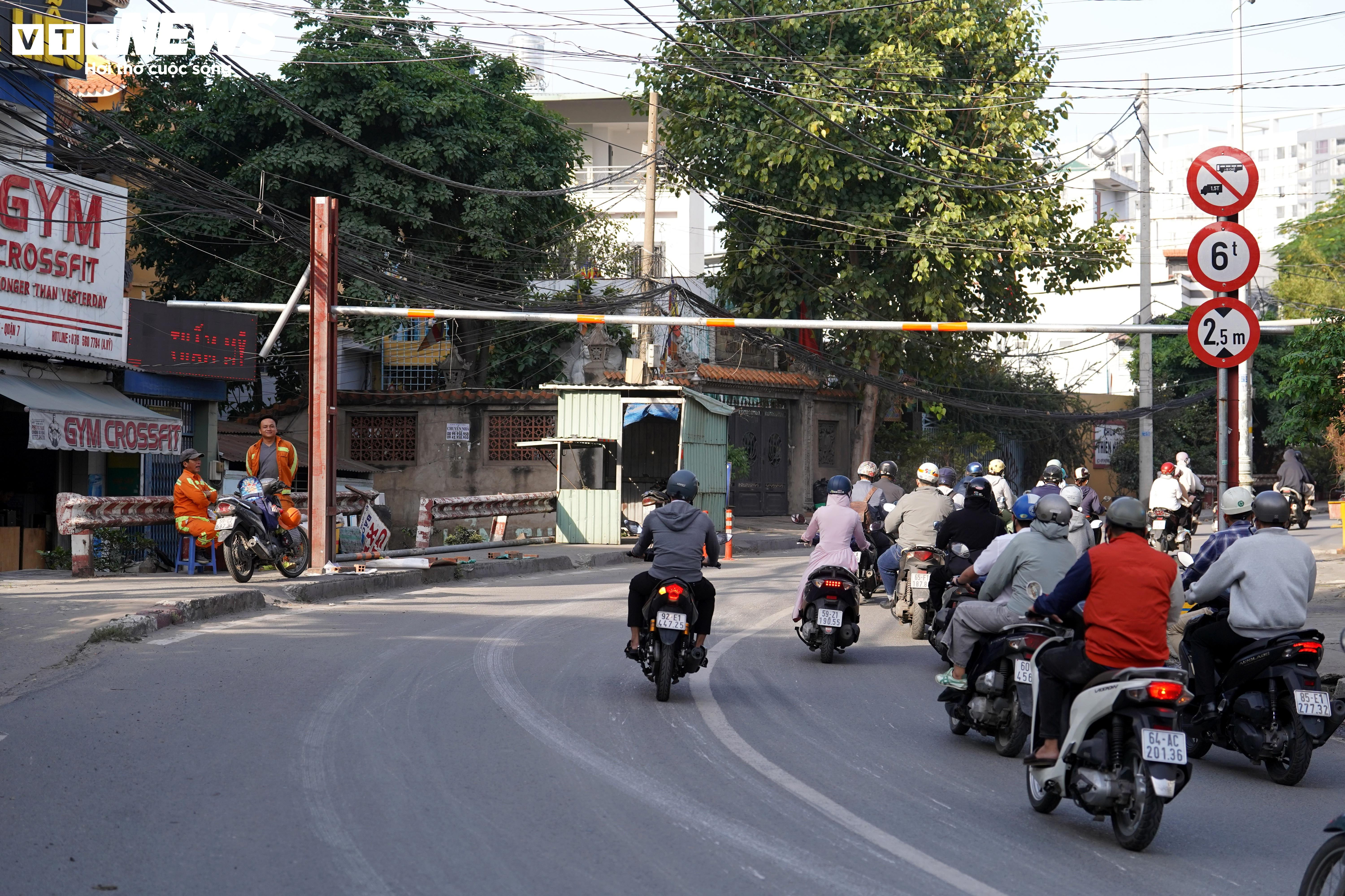  Sau lệnh cấm xe tải, giao thông qua cầu 120 tuổi ở TP.HCM ra sao? - 2