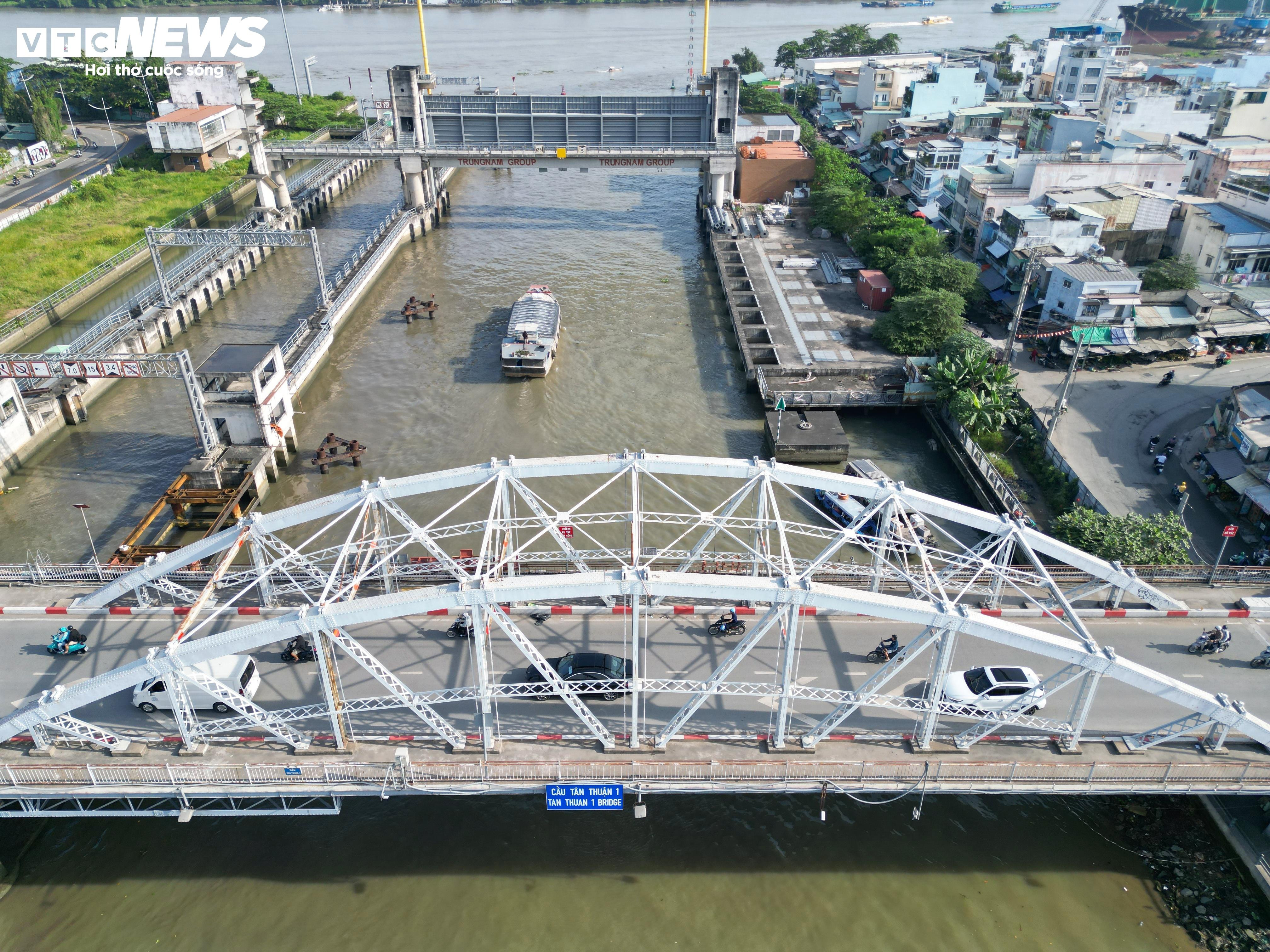  Sau lệnh cấm xe tải, giao thông qua cầu 120 tuổi ở TP.HCM ra sao? - 4