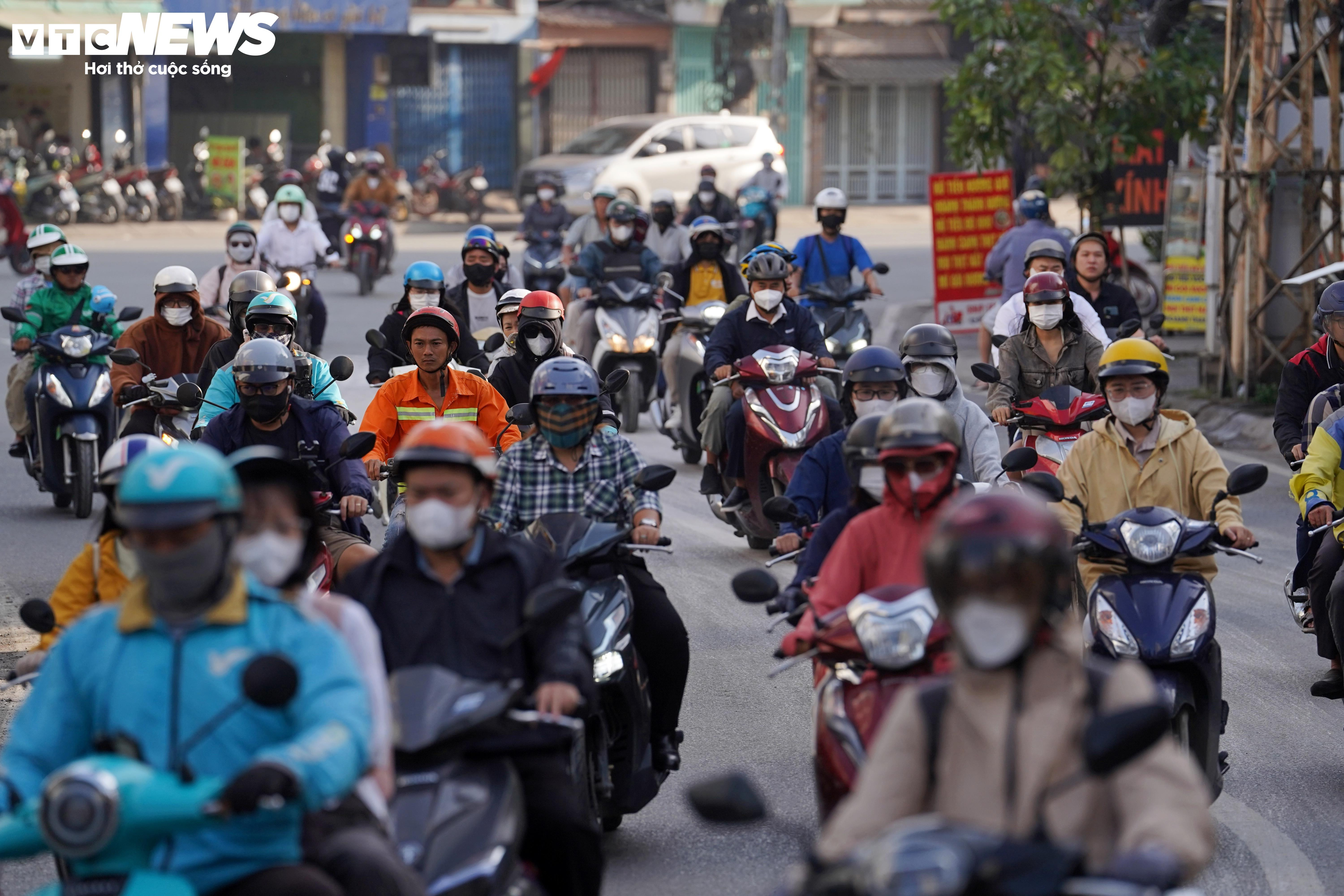  Sau lệnh cấm xe tải, giao thông qua cầu 120 tuổi ở TP.HCM ra sao? - 3