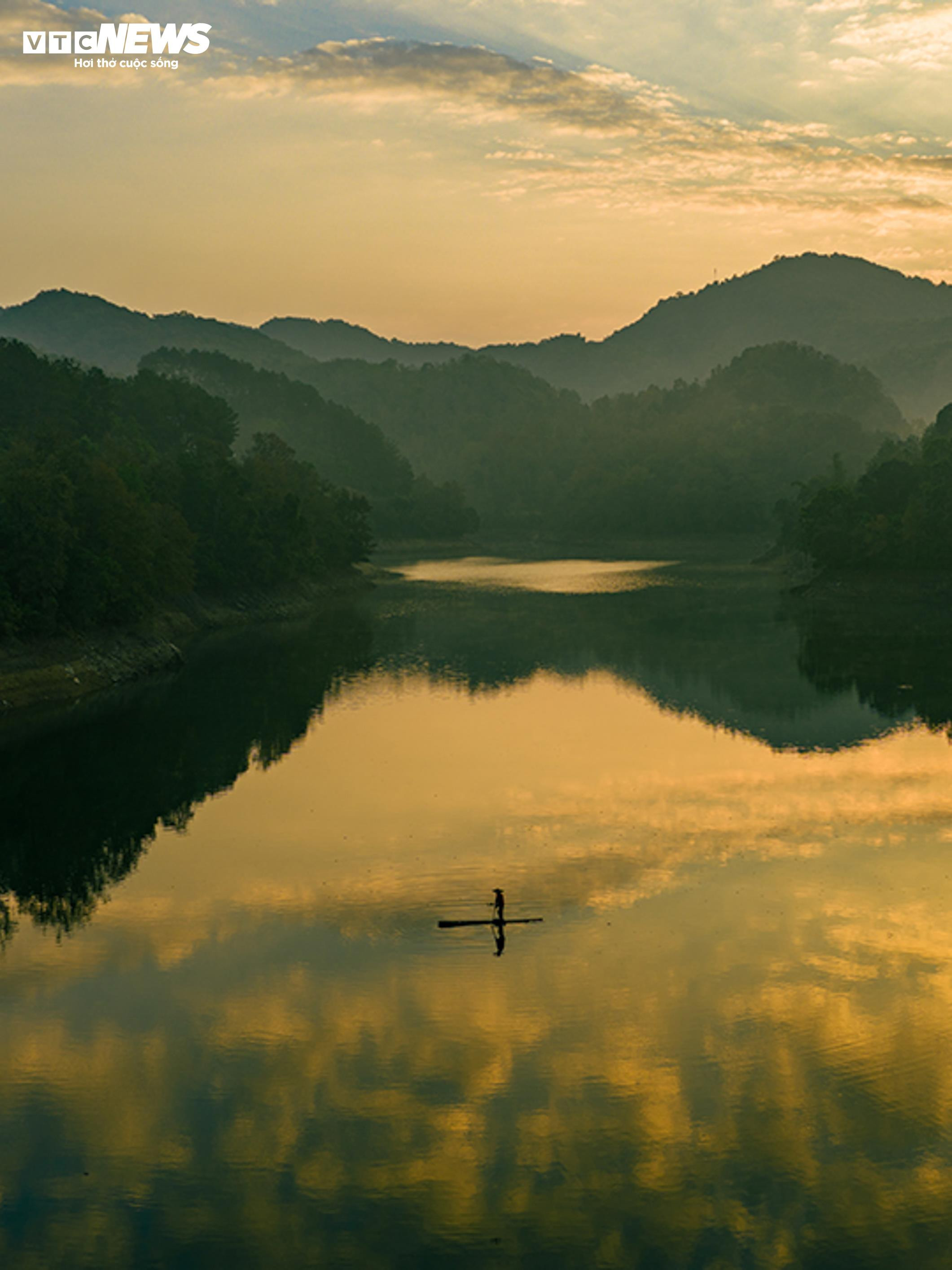 Den konstgjorda sjön i Cao Bang är lika livfull som det europeiska landskapet under höstens lövverksäsong - 9