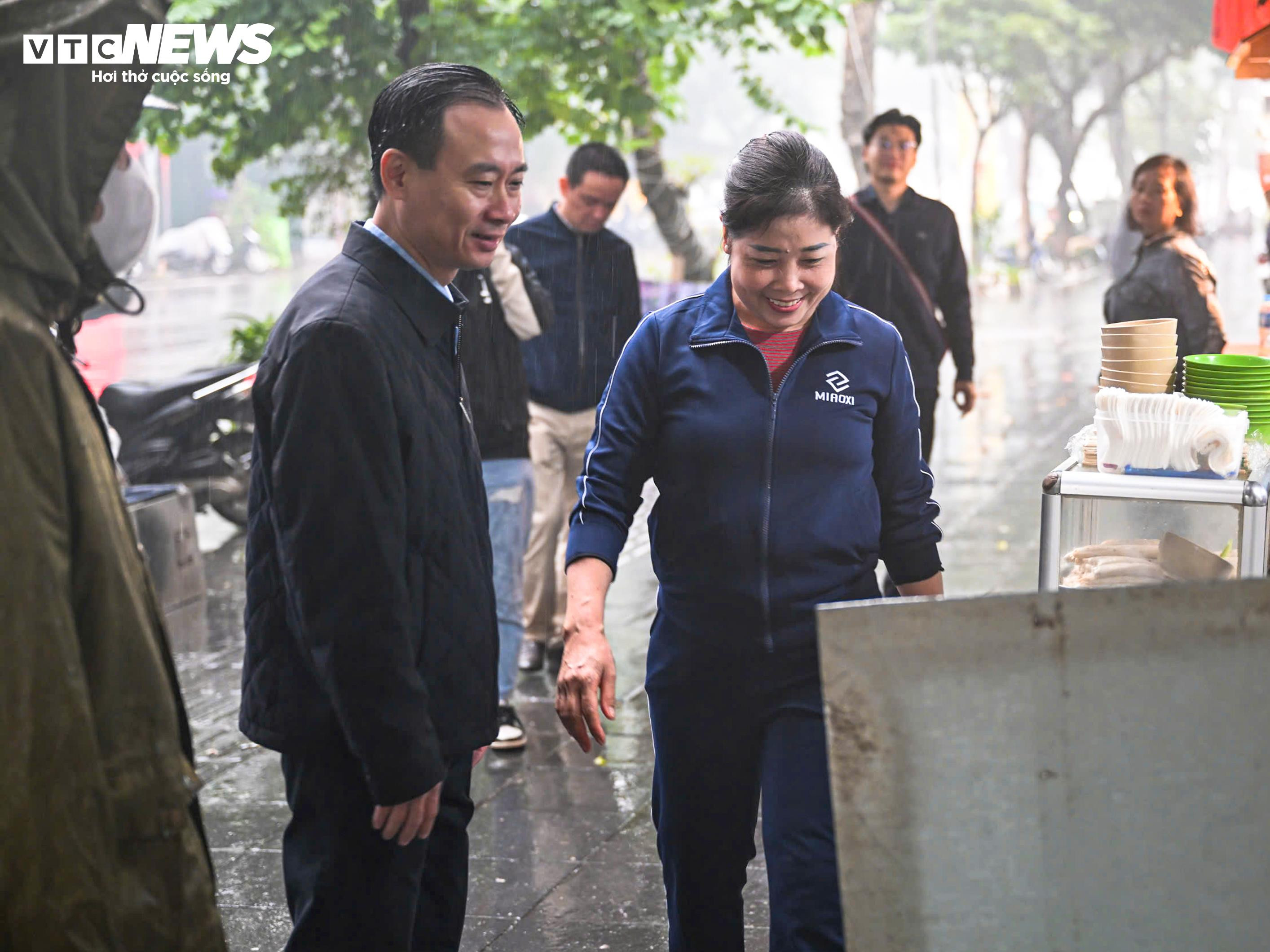 Hà Nội ra quân lập lại trật tự đô thị, dân tự giác dọn hàng quán trả lại vỉa hè - 4