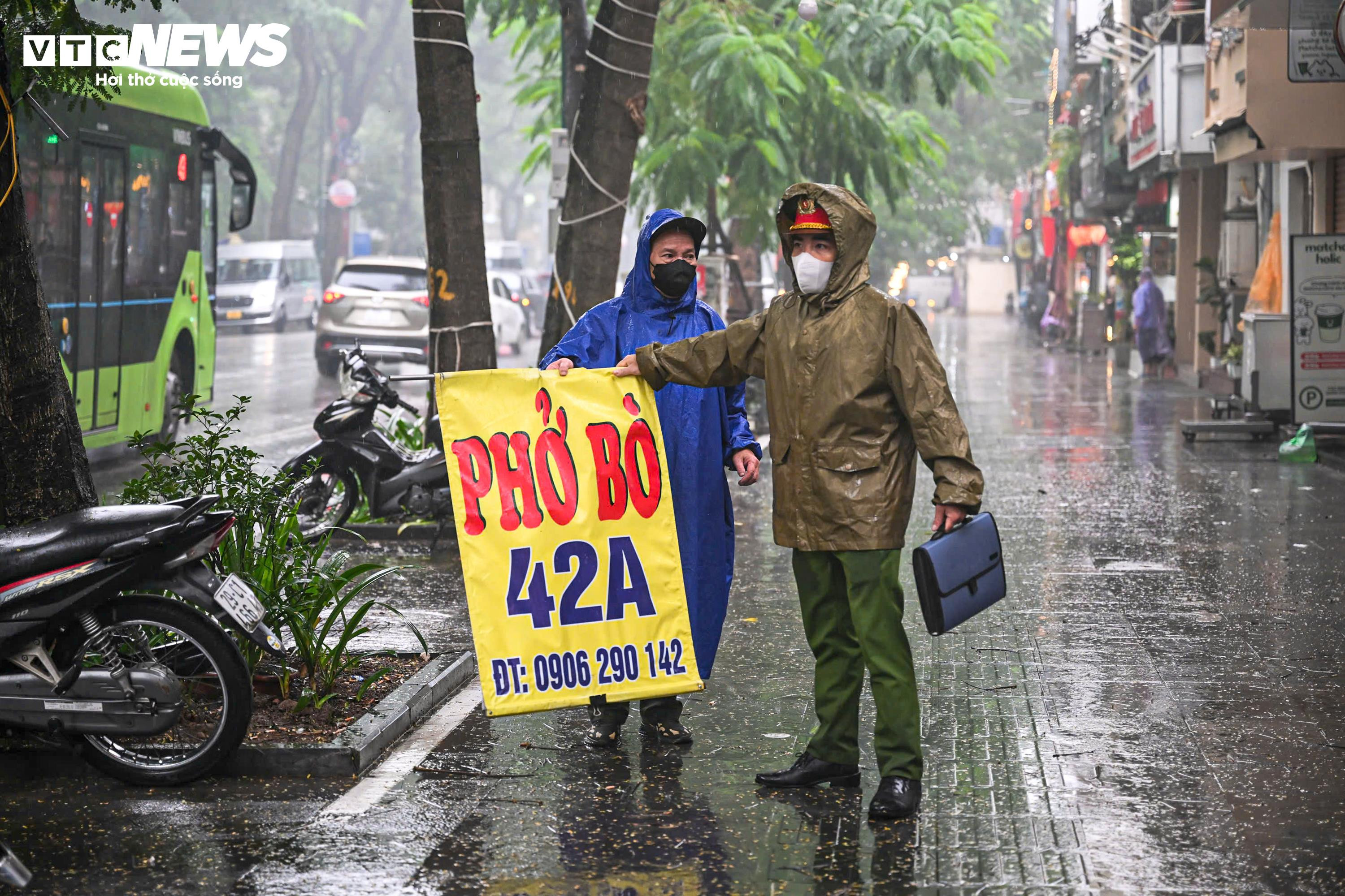 Hà Nội ra quân lập lại trật tự đô thị, dân tự giác dọn hàng quán trả lại vỉa hè - 5