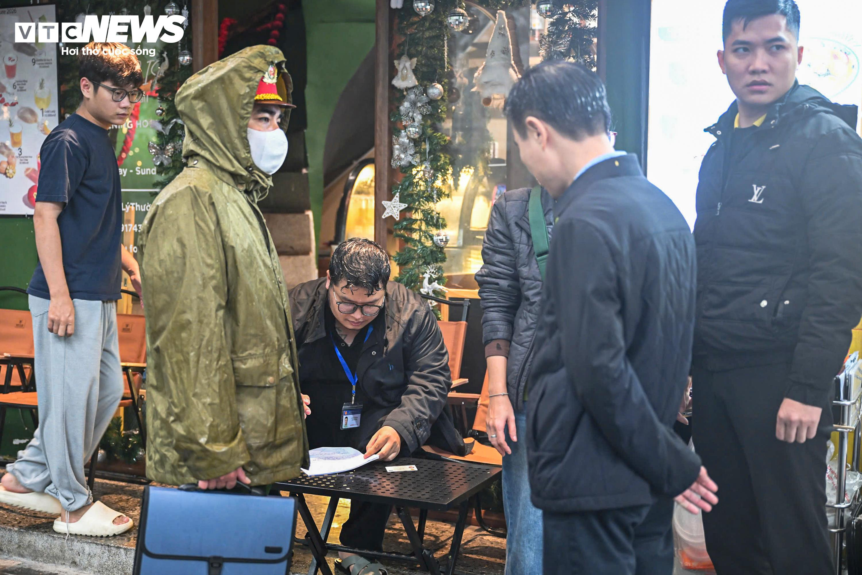 Hà Nội ra quân lập lại trật tự đô thị, dân tự giác dọn hàng quán trả lại vỉa hè - 6