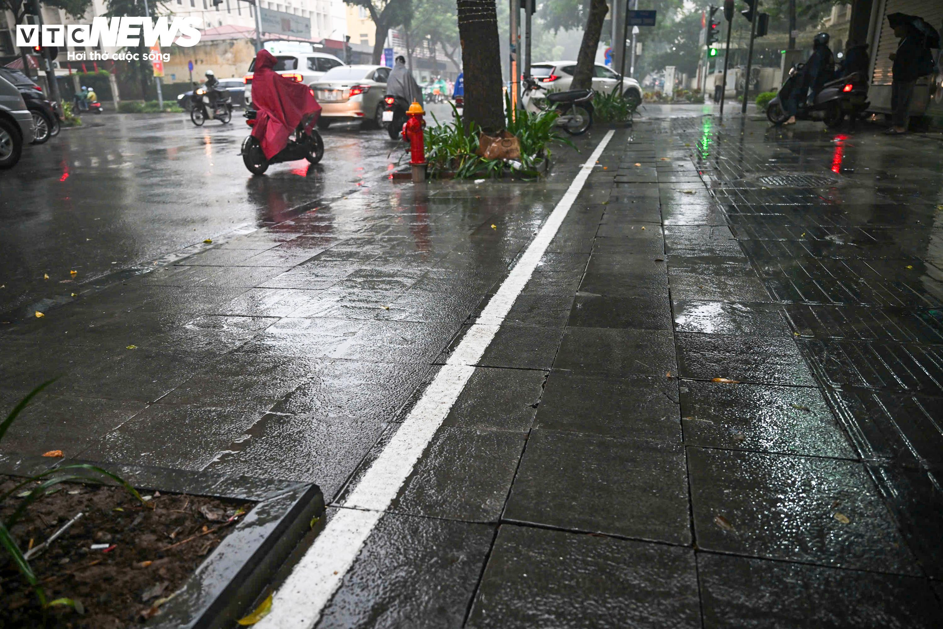 Hà Nội ra quân lập lại trật tự đô thị, dân tự giác dọn hàng quán trả lại vỉa hè - 9