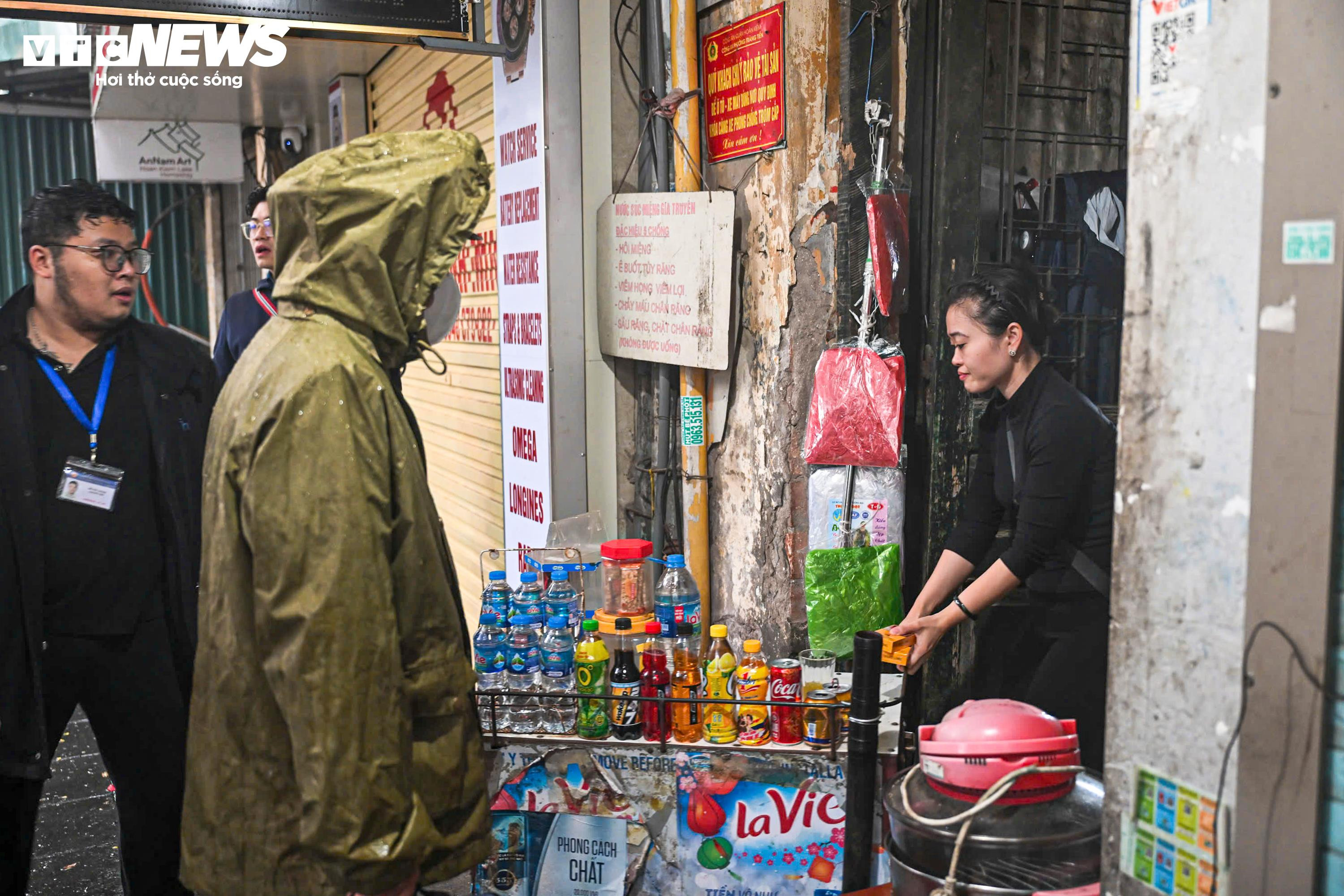 Hà Nội ra quân lập lại trật tự đô thị, dân tự giác dọn hàng quán trả lại vỉa hè - 10