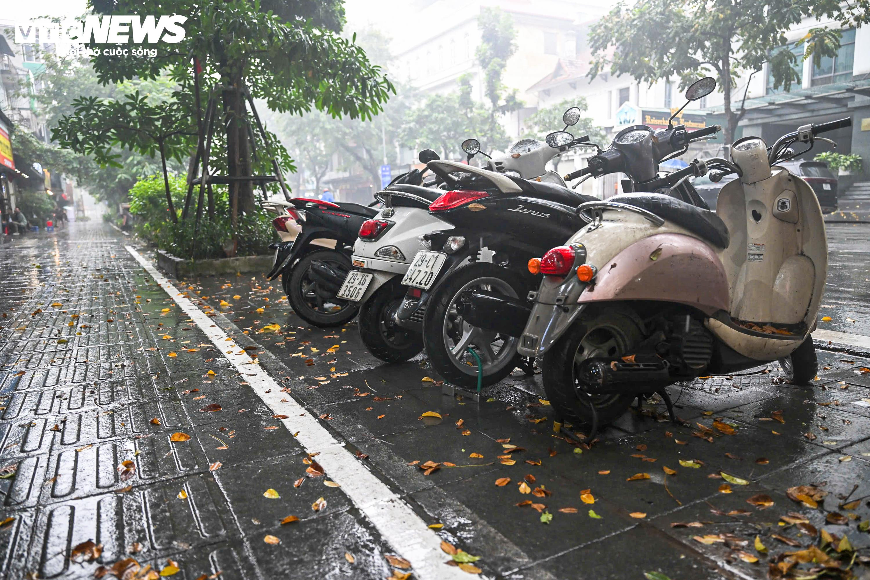 Hà Nội ra quân lập lại trật tự đô thị, dân tự giác dọn hàng quán trả lại vỉa hè - 7