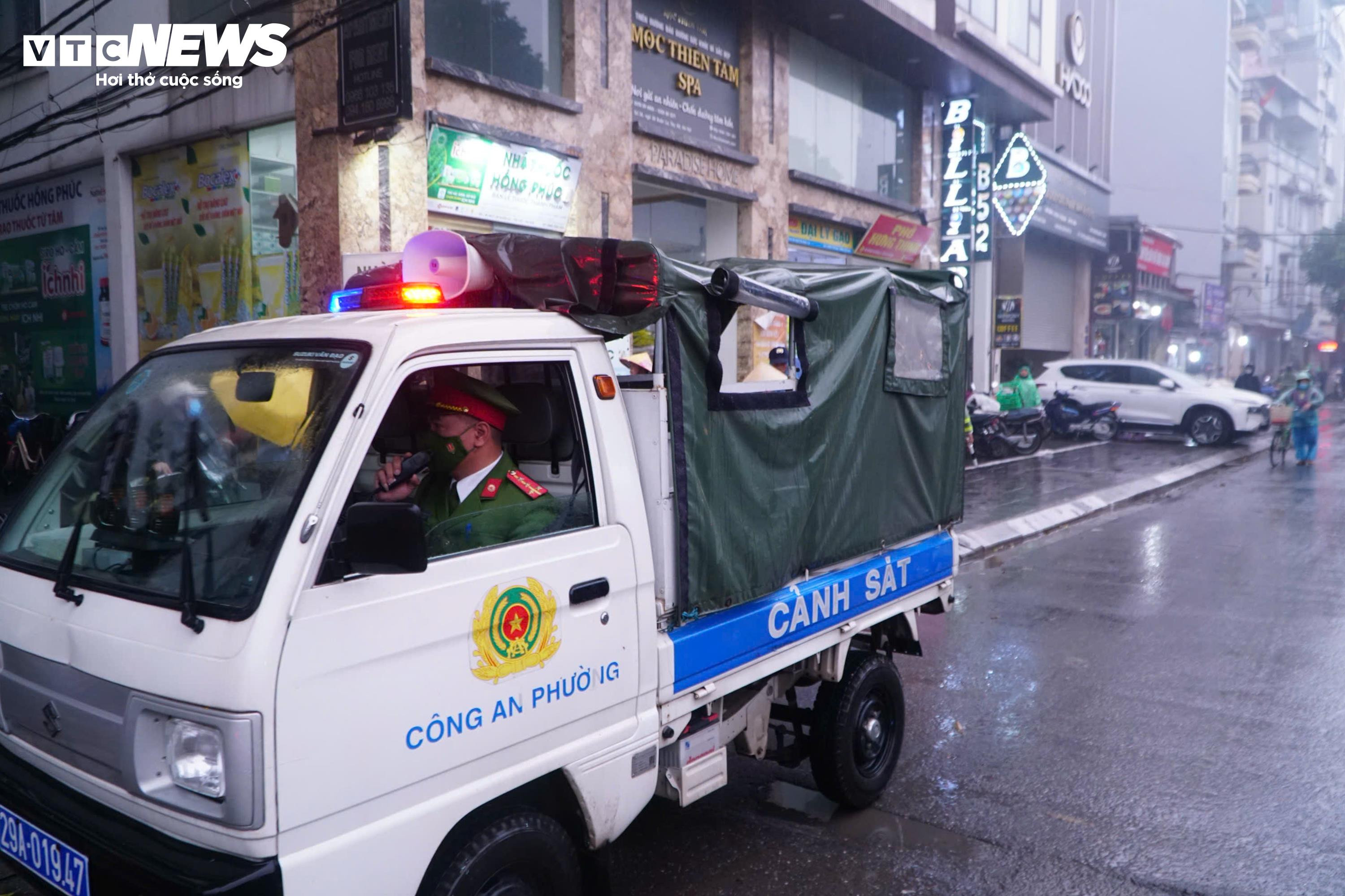 Hà Nội ra quân lập lại trật tự đô thị, dân tự giác dọn hàng quán trả lại vỉa hè - 11