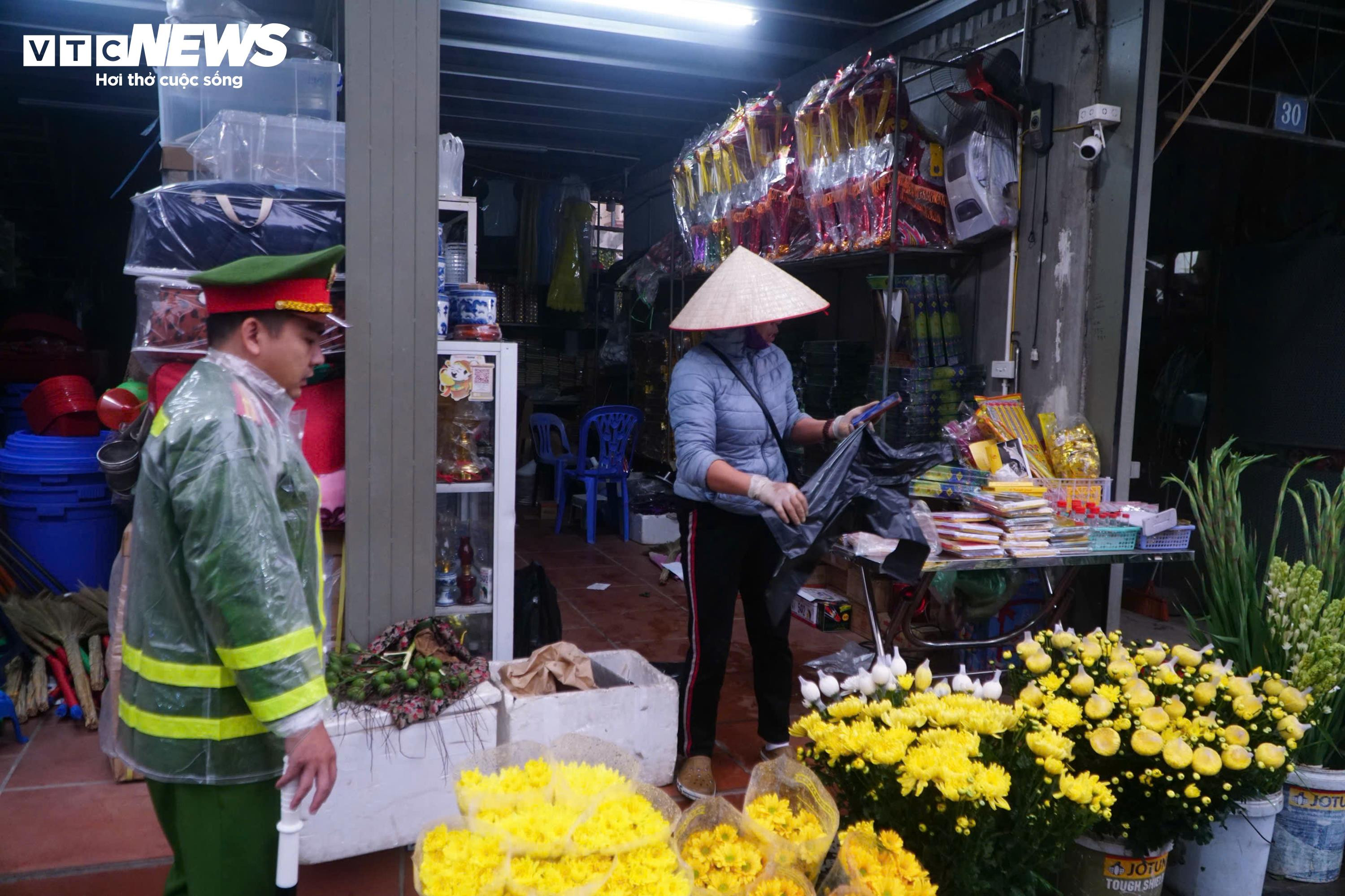 Hà Nội ra quân lập lại trật tự đô thị, dân tự giác dọn hàng quán trả lại vỉa hè - 12