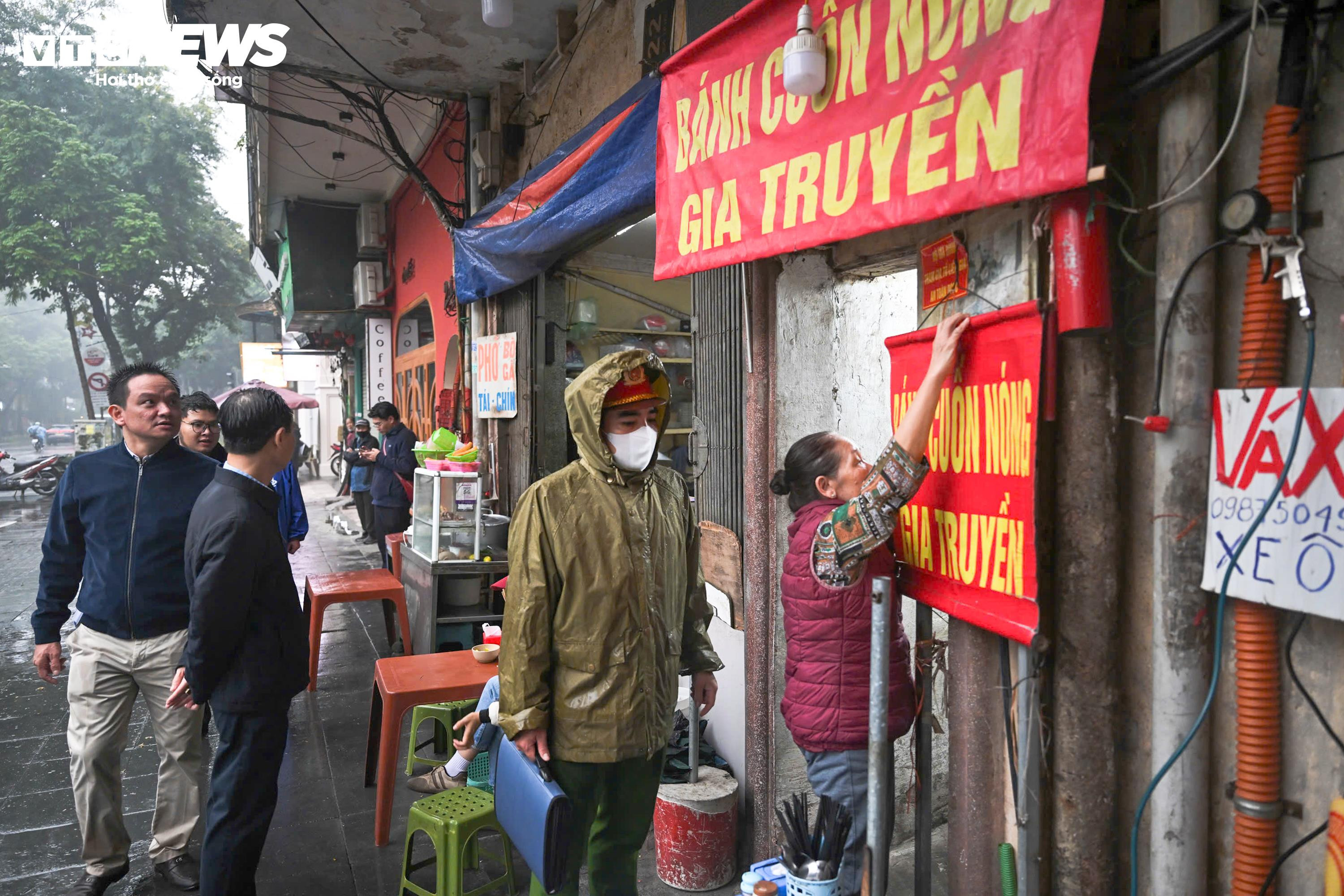 Hà Nội ra quân lập lại trật tự đô thị, dân tự giác dọn hàng quán trả lại vỉa hè - 1