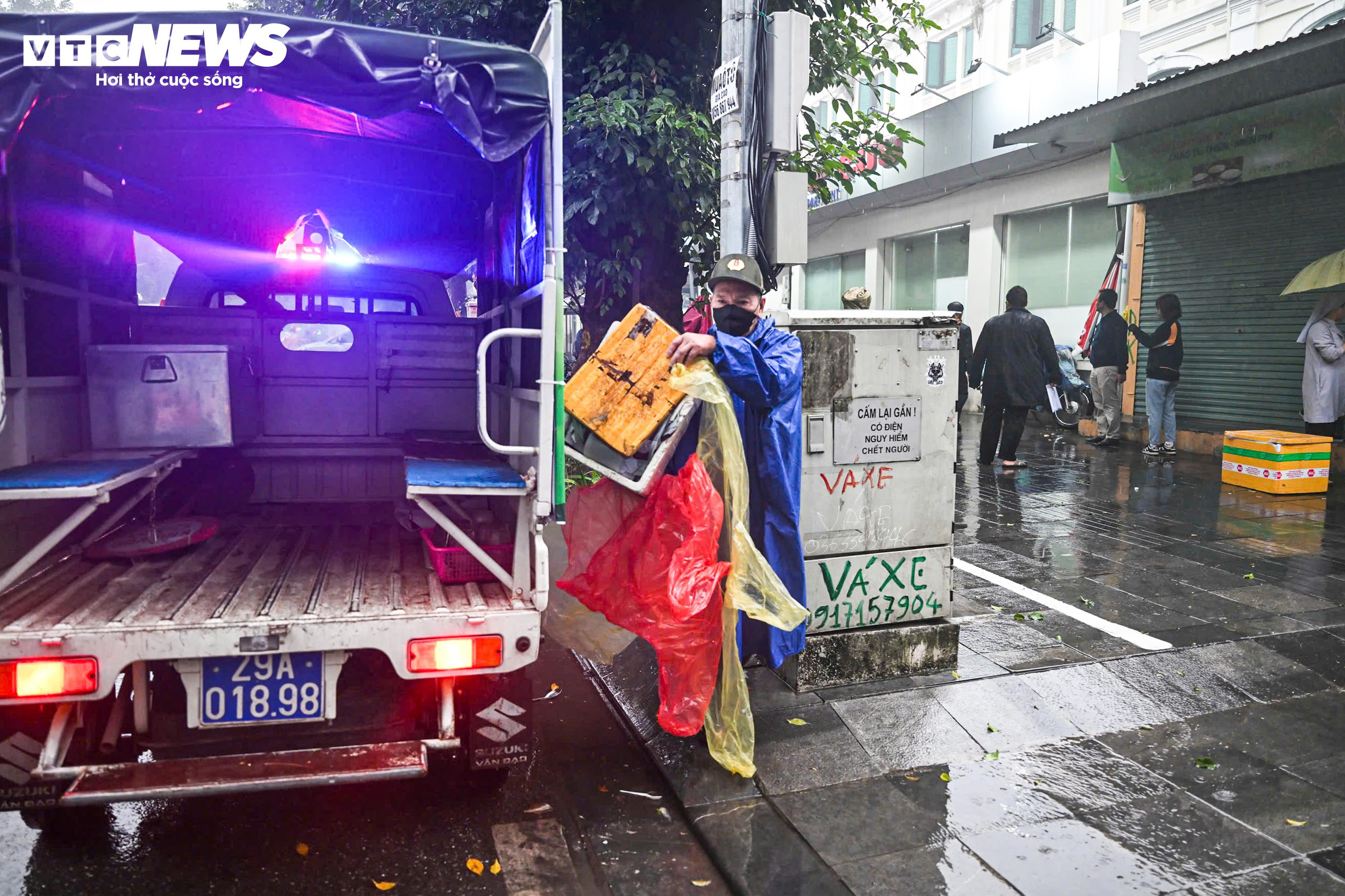 Hà Nội ra quân lập lại trật tự đô thị, dân tự giác dọn hàng quán trả lại vỉa hè - 2