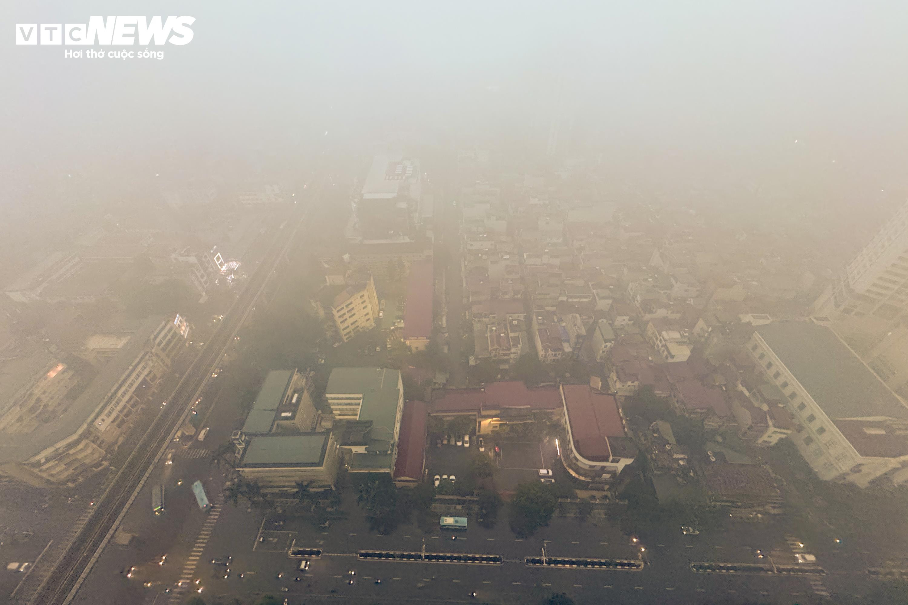 Hà Nội mịt mù sương kèm bụi mịn, người dân vật lộn với rét và ô nhiễm - 1