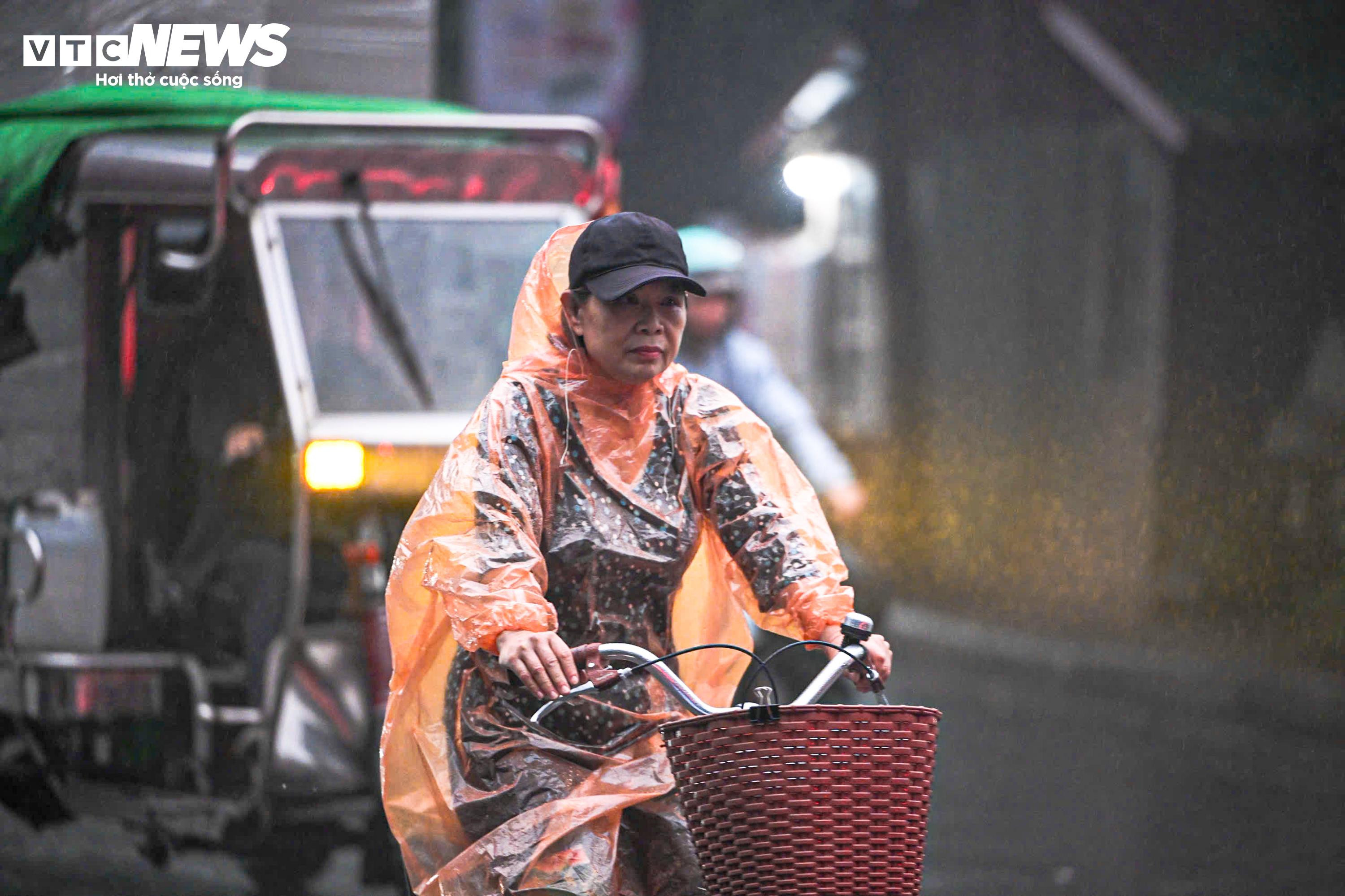 Hà Nội mịt mù sương kèm bụi mịn, người dân vật lộn với rét và ô nhiễm - 12