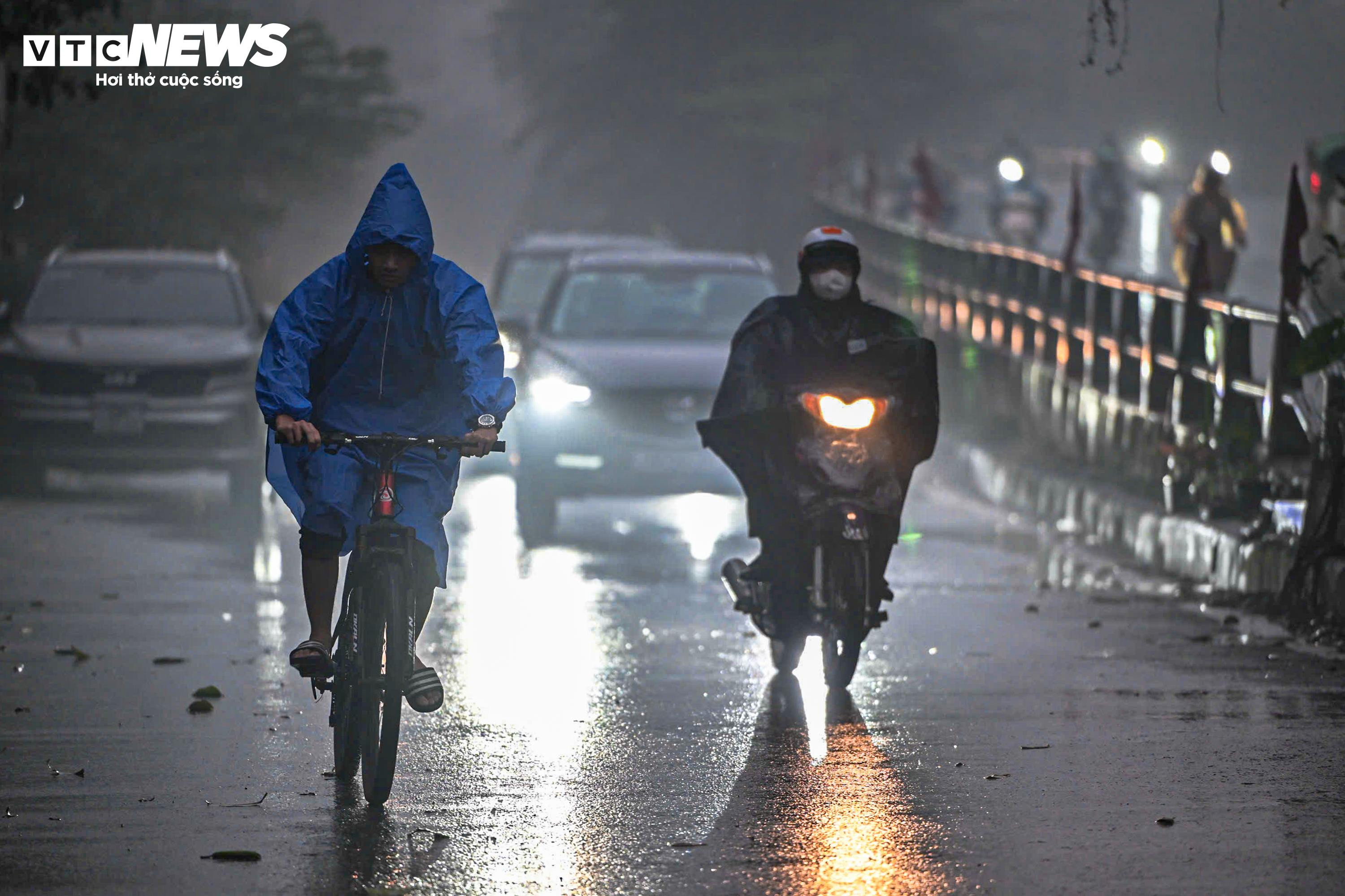 Hà Nội mịt mù sương kèm bụi mịn, người dân vật lộn với rét và ô nhiễm - 13