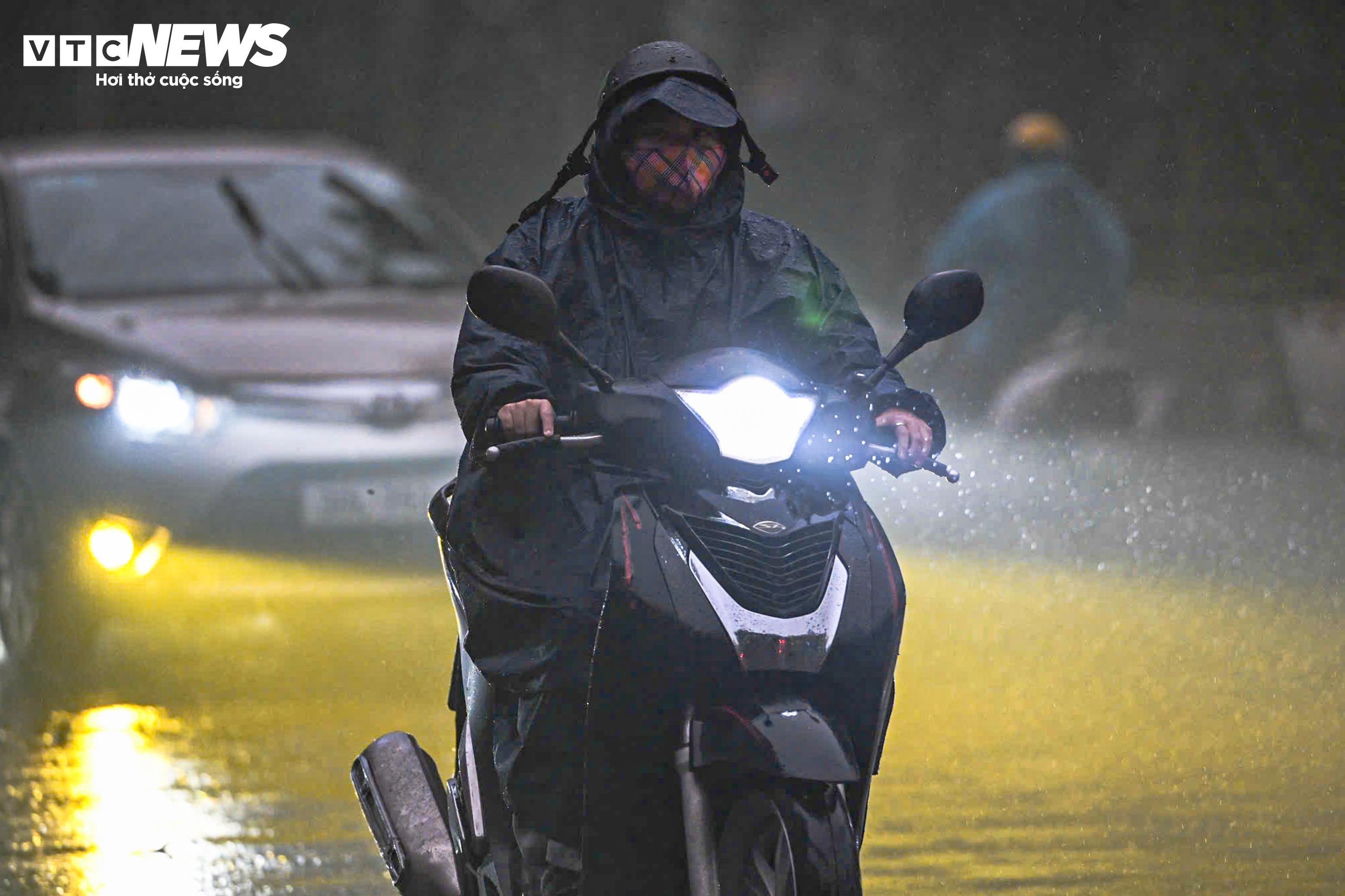 Hà Nội mịt mù sương kèm bụi mịn, người dân vật lộn với rét và ô nhiễm - 9