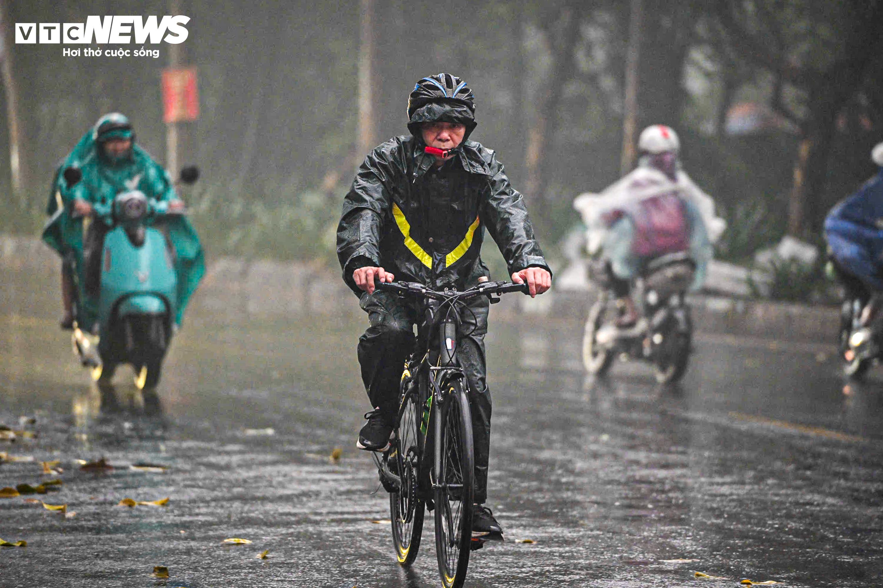 Hà Nội mịt mù sương kèm bụi mịn, người dân vật lộn với rét và ô nhiễm - 8