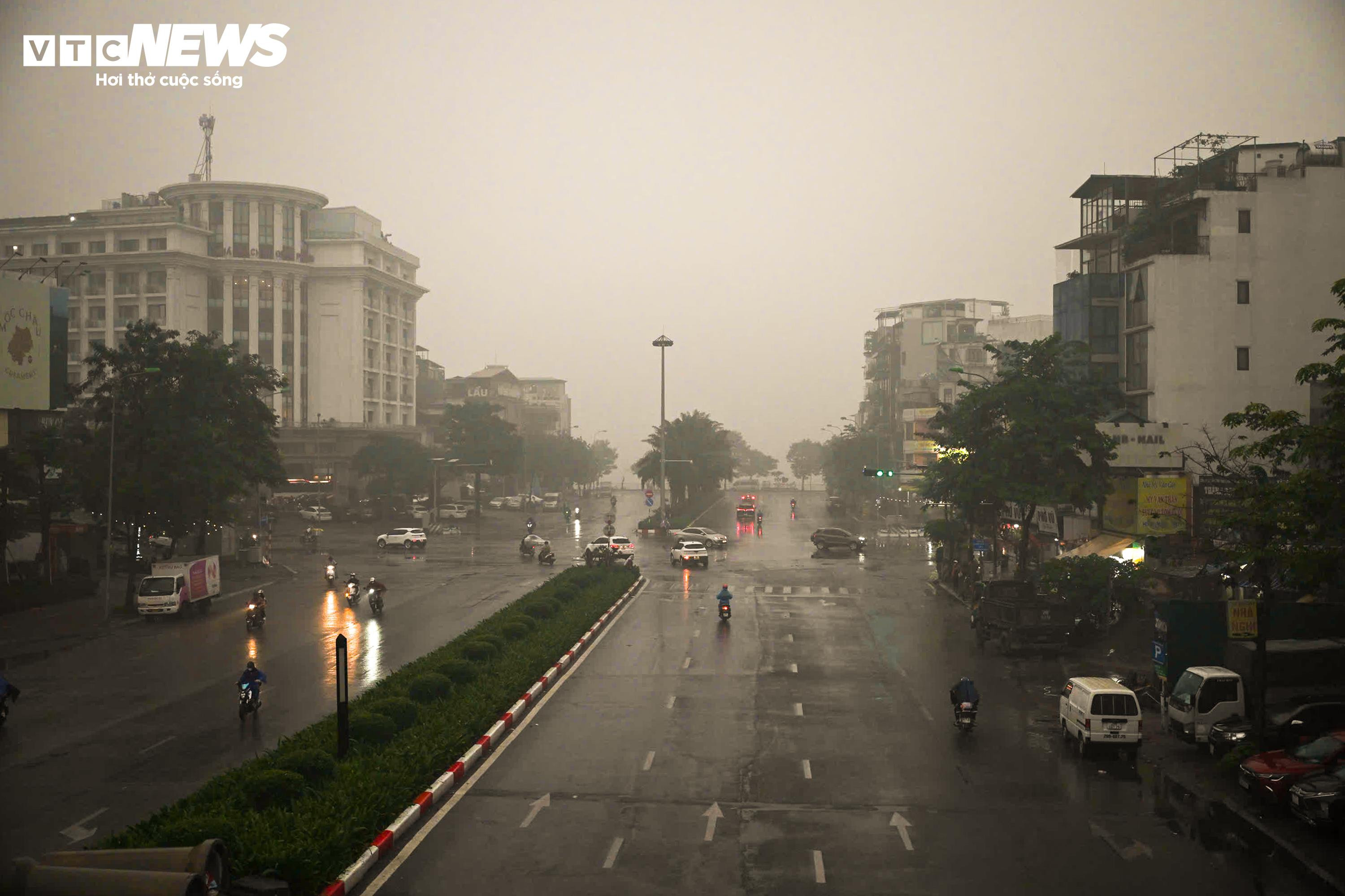 Hà Nội mịt mù sương kèm bụi mịn, người dân vật lộn với rét và ô nhiễm - 2