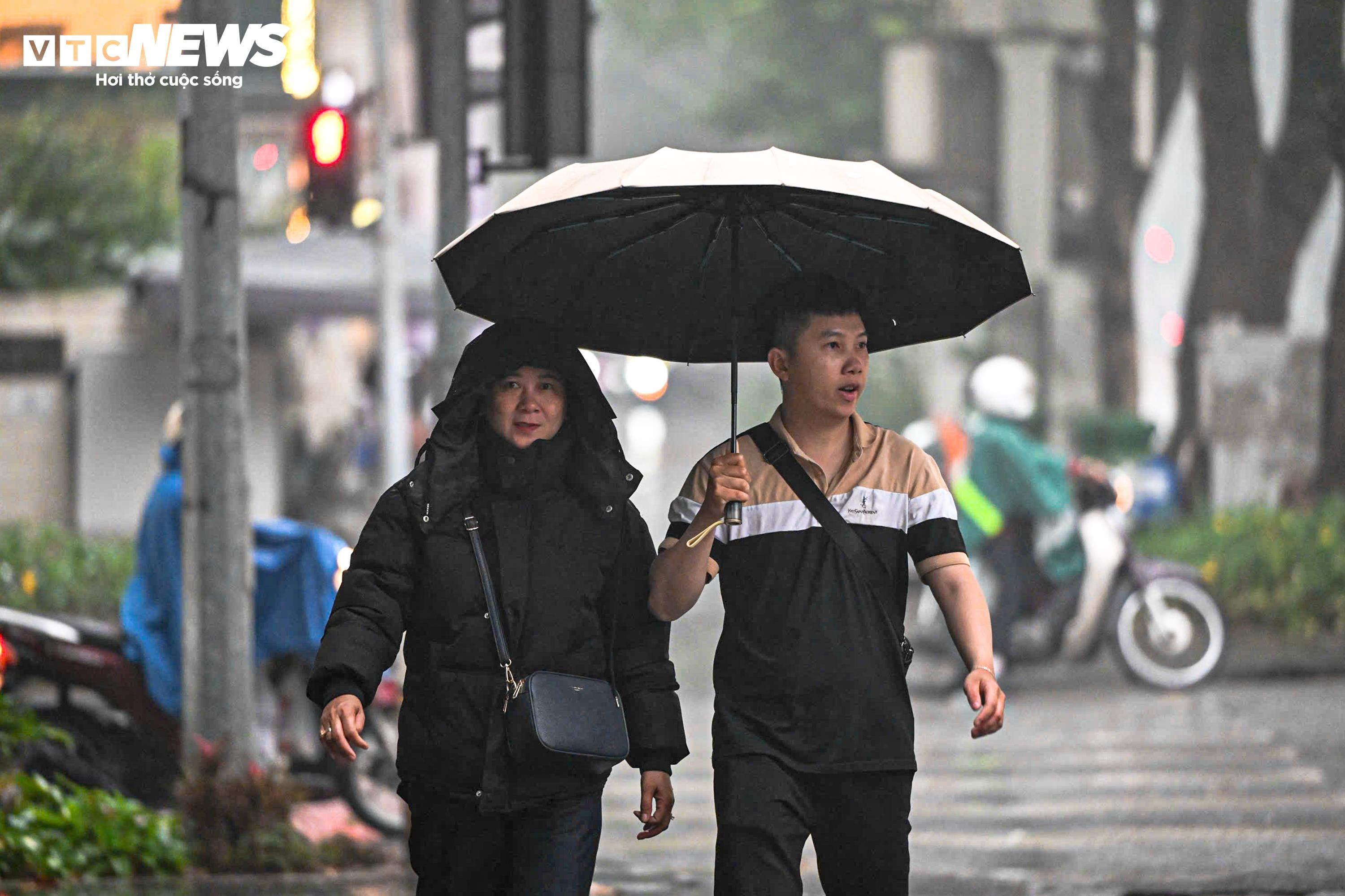 Hà Nội mịt mù sương kèm bụi mịn, người dân vật lộn với rét và ô nhiễm - 6