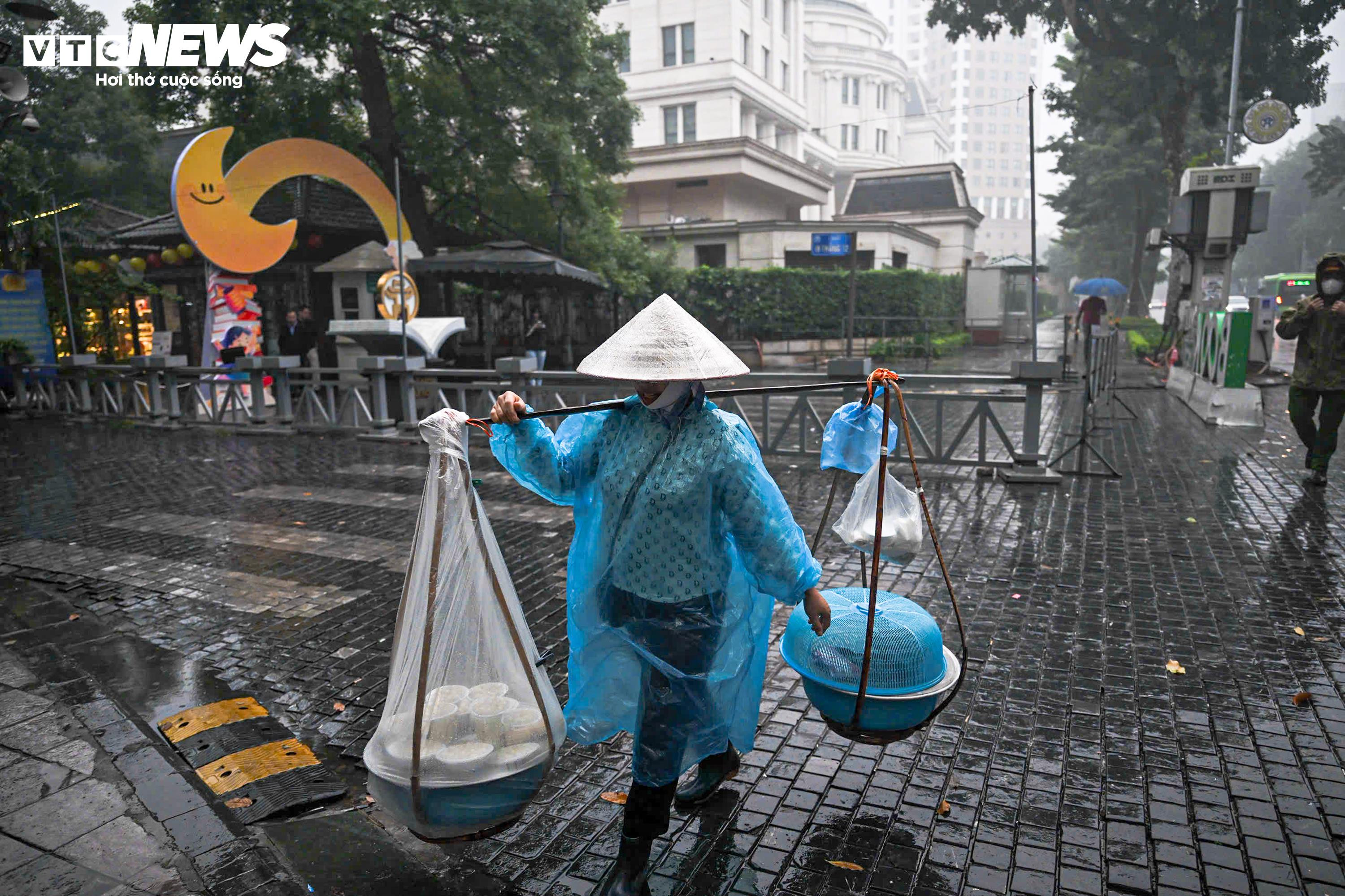 Hà Nội mịt mù sương kèm bụi mịn, người dân vật lộn với rét và ô nhiễm - 7