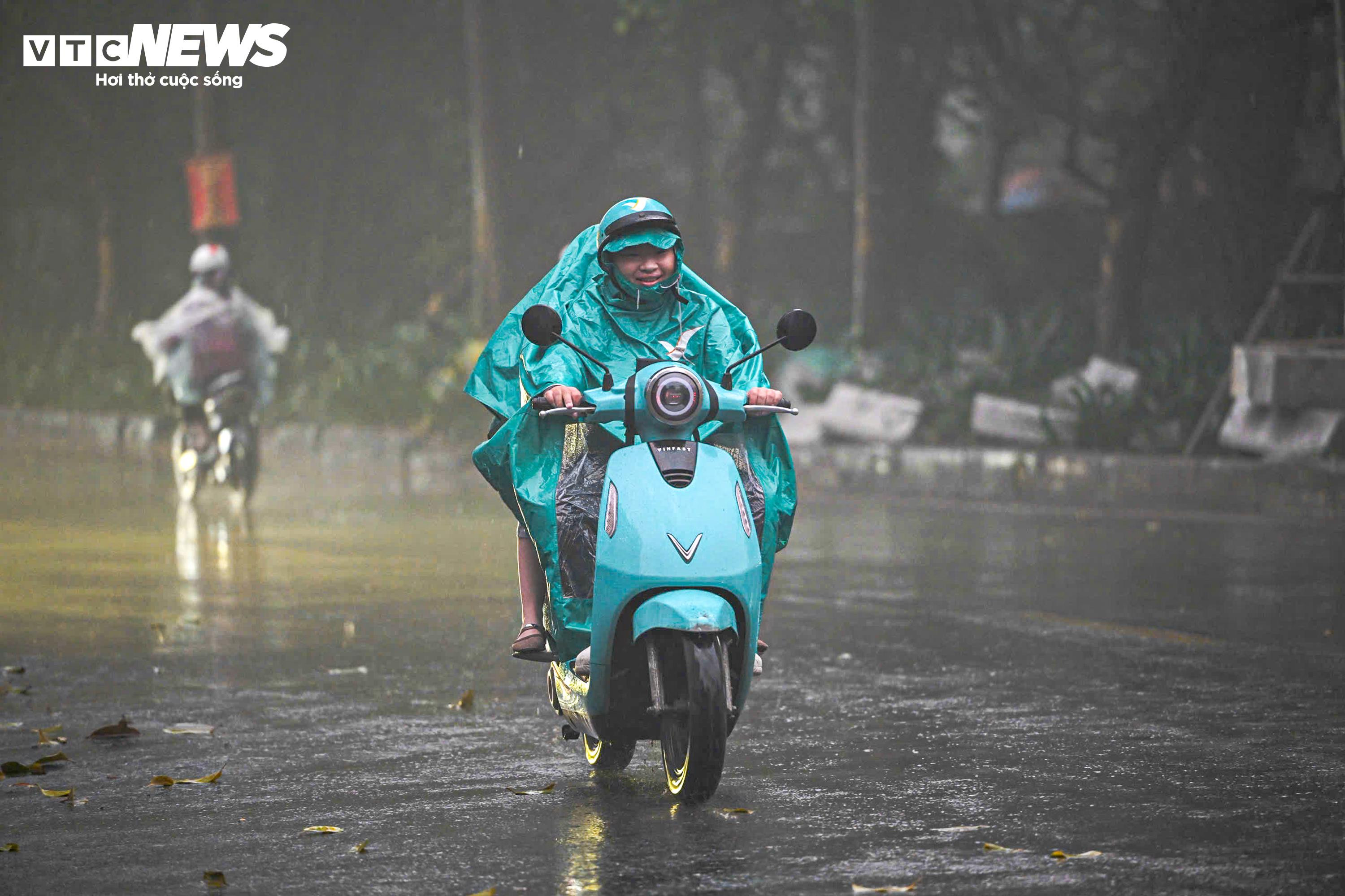 Hà Nội mịt mù sương kèm bụi mịn, người dân vật lộn với rét và ô nhiễm - 3