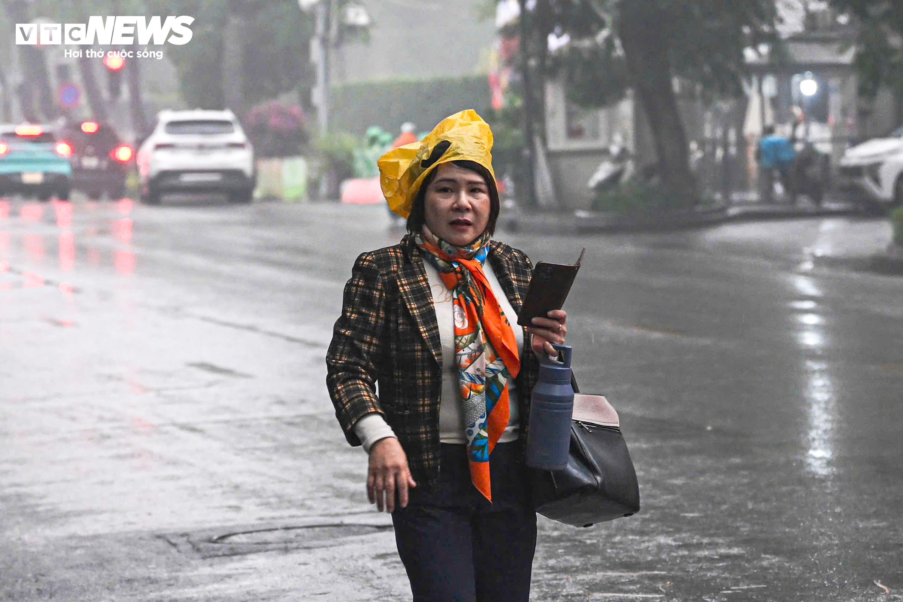 Hà Nội mịt mù sương kèm bụi mịn, người dân vật lộn với rét và ô nhiễm - 10