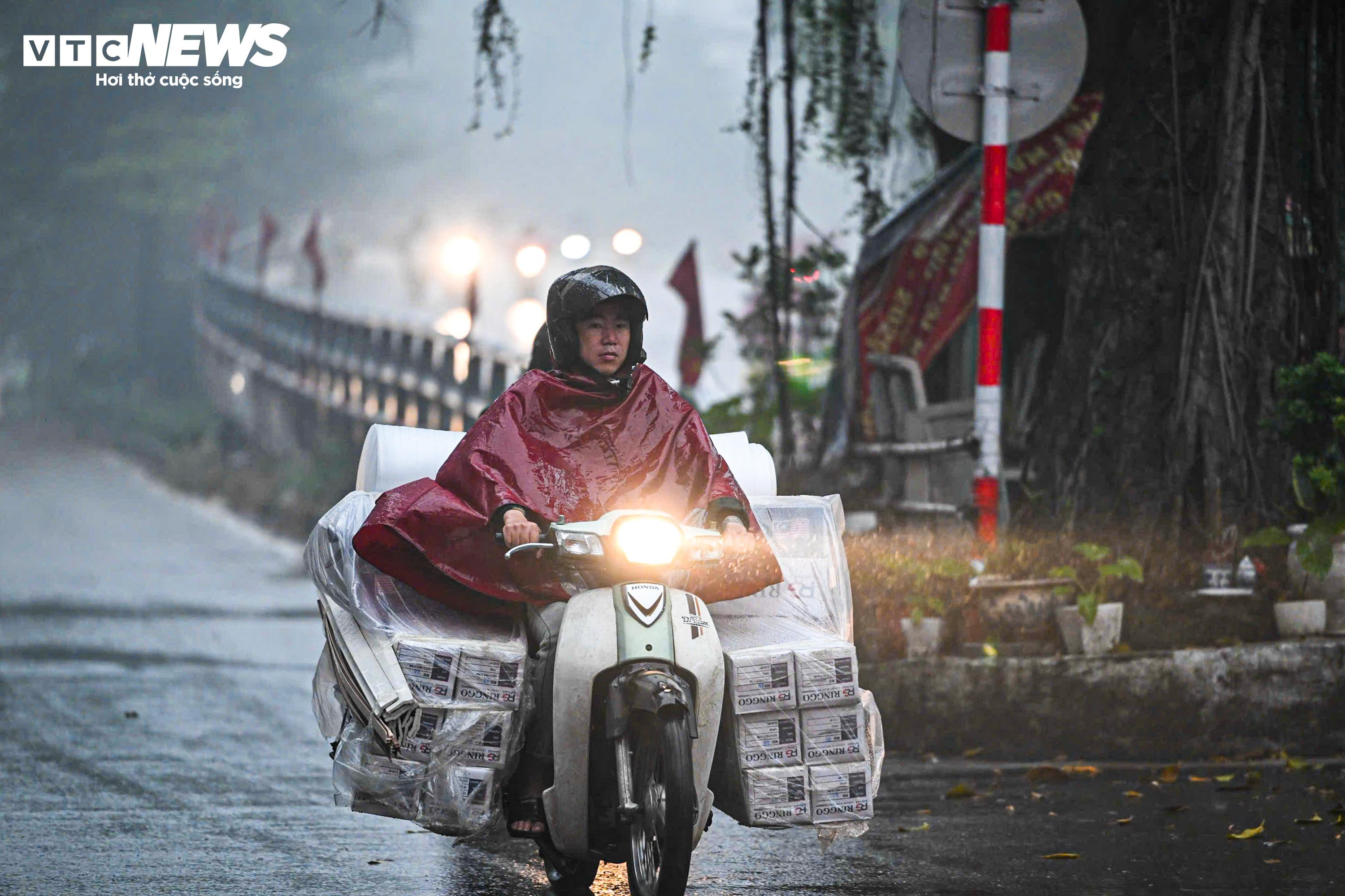 Hà Nội mịt mù sương kèm bụi mịn, người dân vật lộn với rét và ô nhiễm - 11