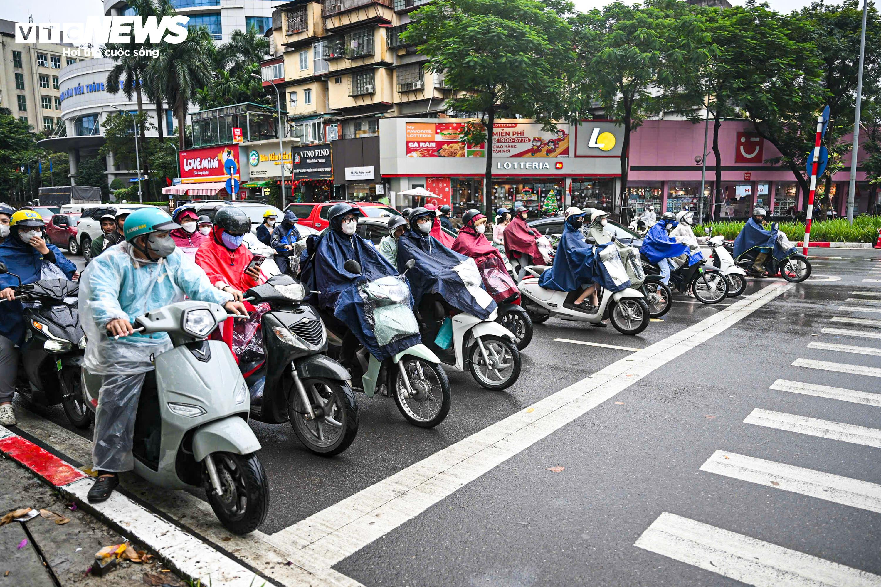 Ngày đầu vận hành camera AI, dân Hà Nội đội mưa rét dừng chờ đèn đỏ thẳng tắp - 11