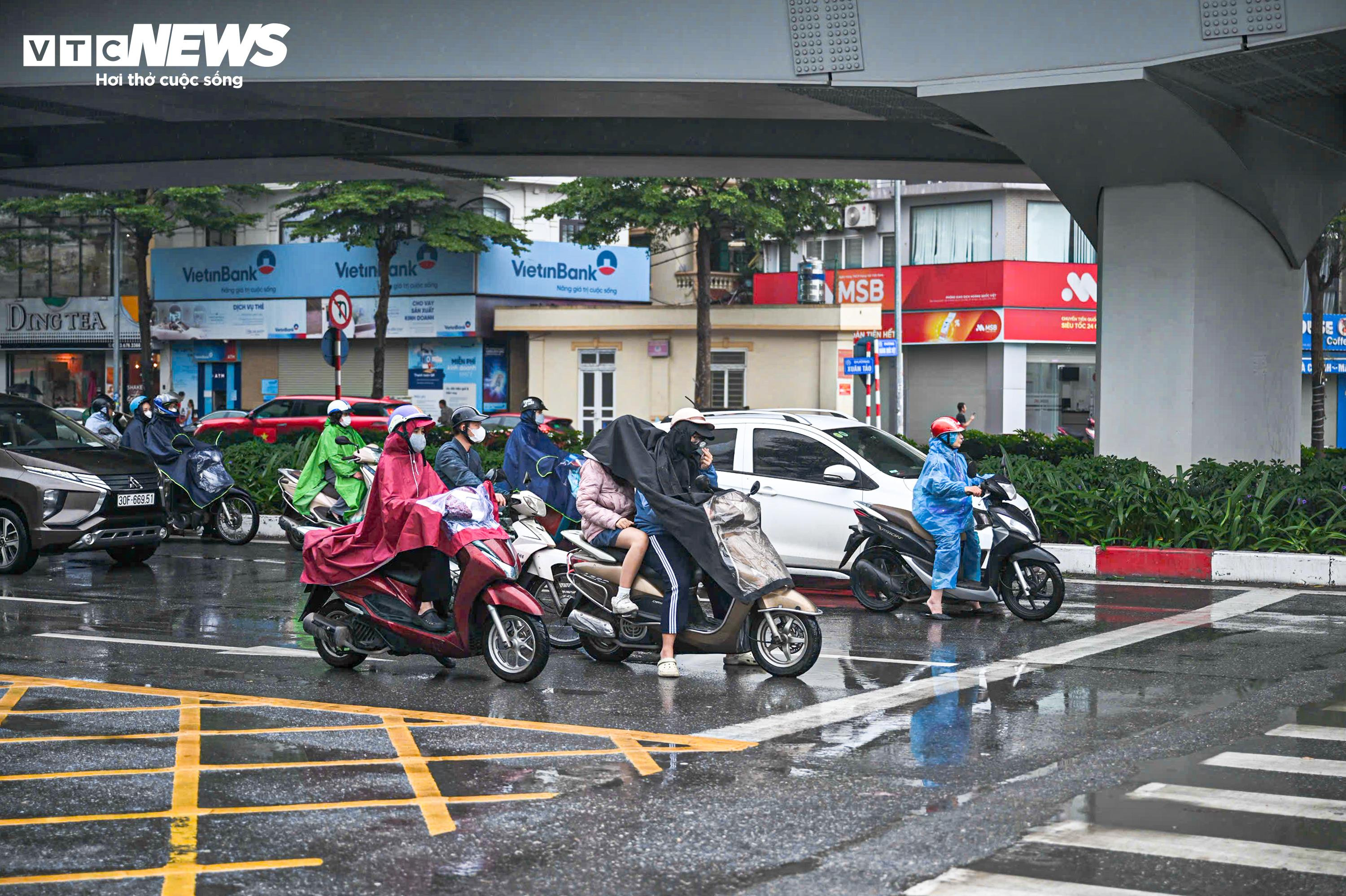 Ngày đầu vận hành camera AI, dân Hà Nội đội mưa rét dừng chờ đèn đỏ thẳng tắp - 2