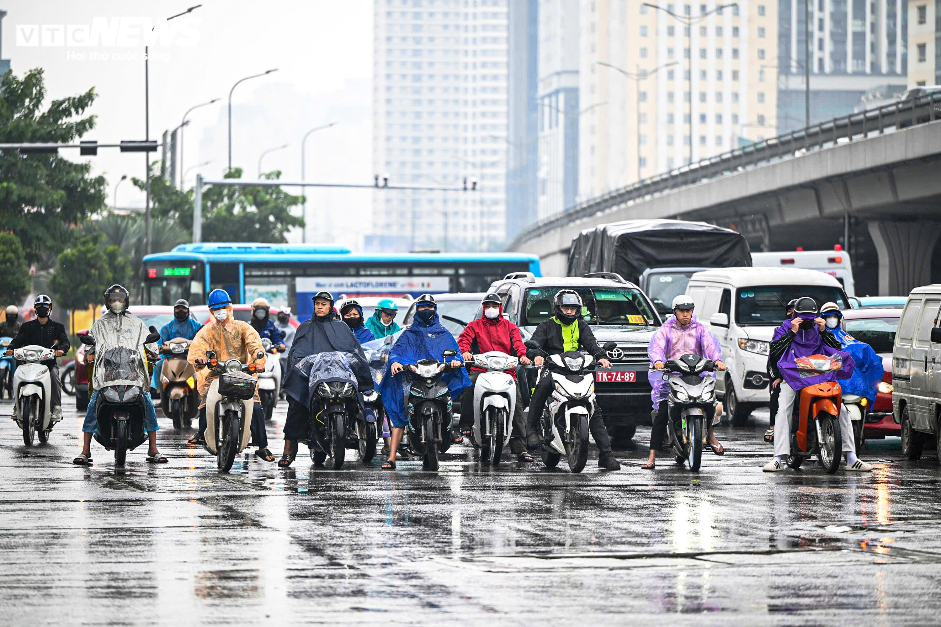 Ngày đầu vận hành camera AI, dân Hà Nội đội mưa rét dừng chờ đèn đỏ thẳng tắp - 3