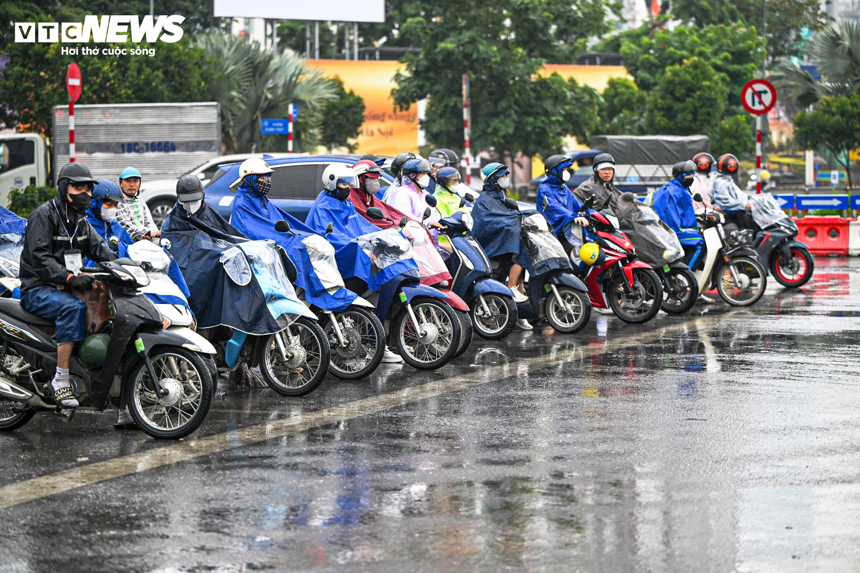 Ngày đầu vận hành camera AI, dân Hà Nội đội mưa rét dừng chờ đèn đỏ thẳng tắp - 4