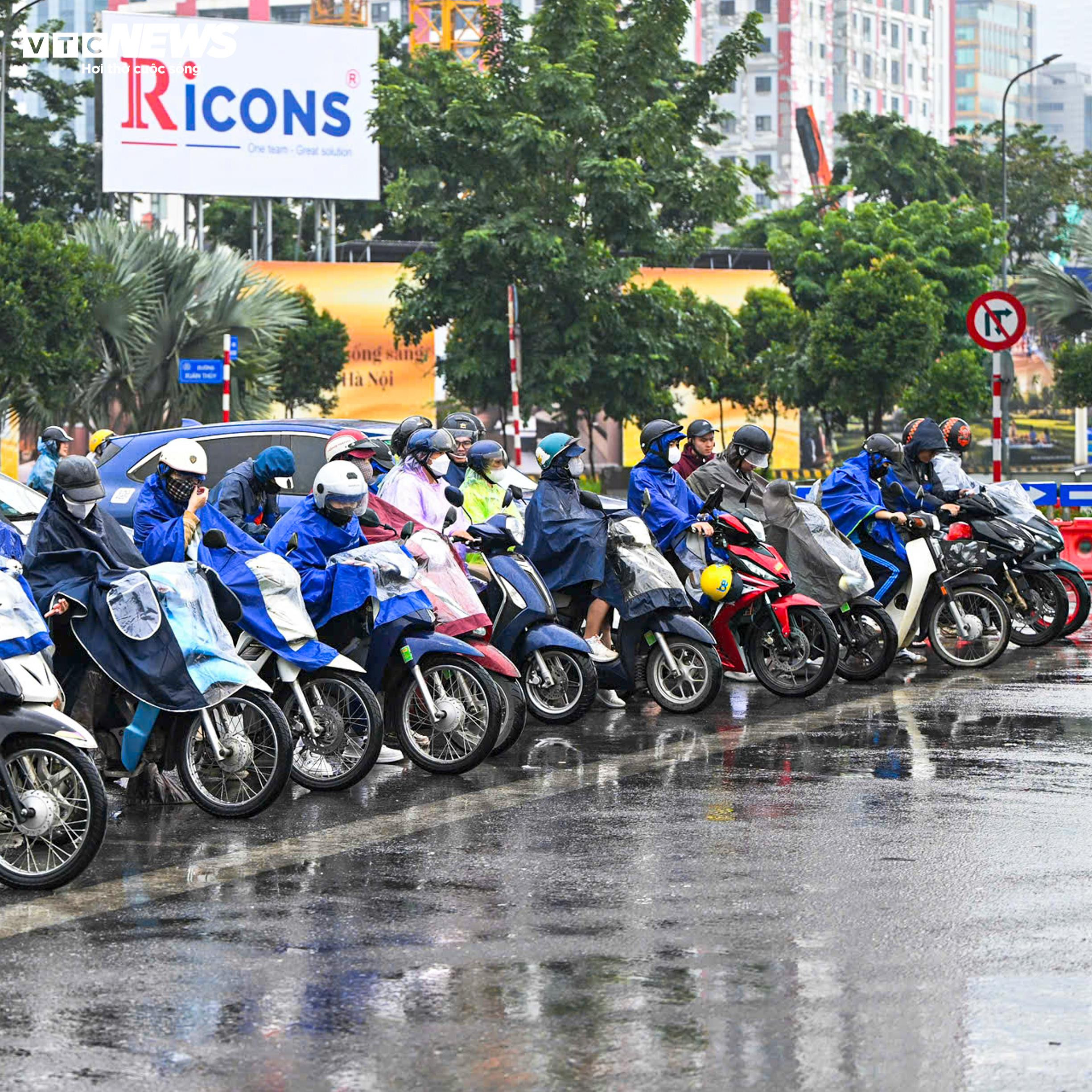 Ngày đầu vận hành camera AI, dân Hà Nội đội mưa rét dừng chờ đèn đỏ thẳng tắp - 5