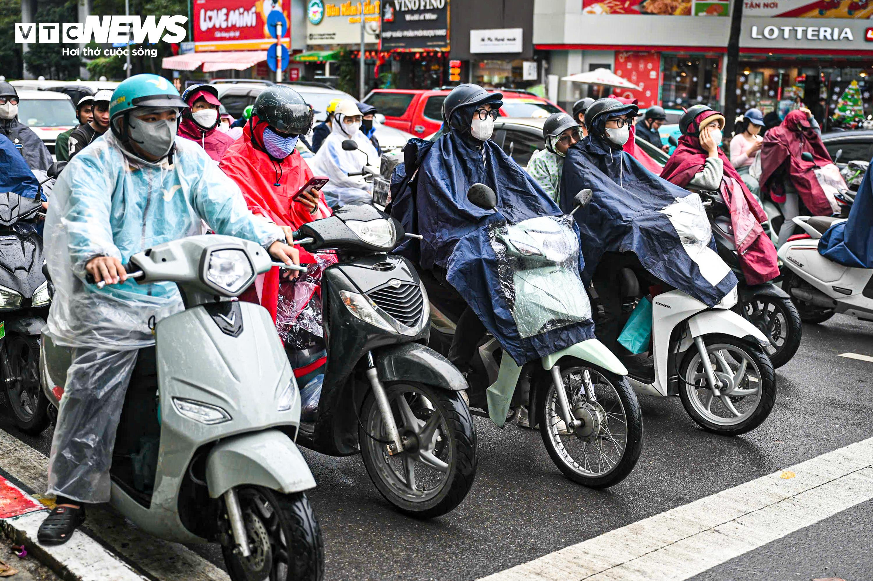 Ngày đầu vận hành camera AI, dân Hà Nội đội mưa rét dừng chờ đèn đỏ thẳng tắp - 6