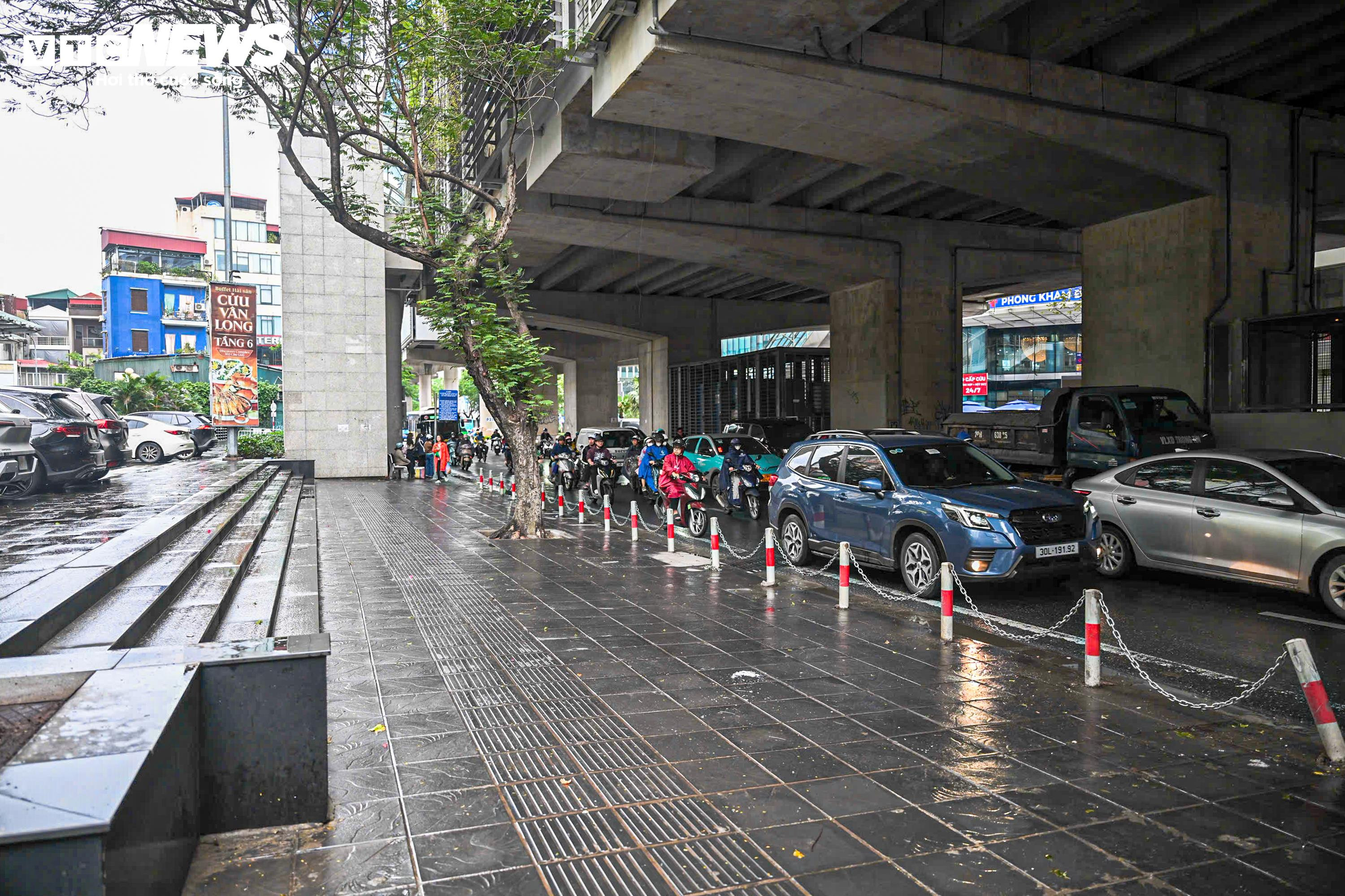 Ngày đầu vận hành camera AI, dân Hà Nội đội mưa rét dừng chờ đèn đỏ thẳng tắp - 7