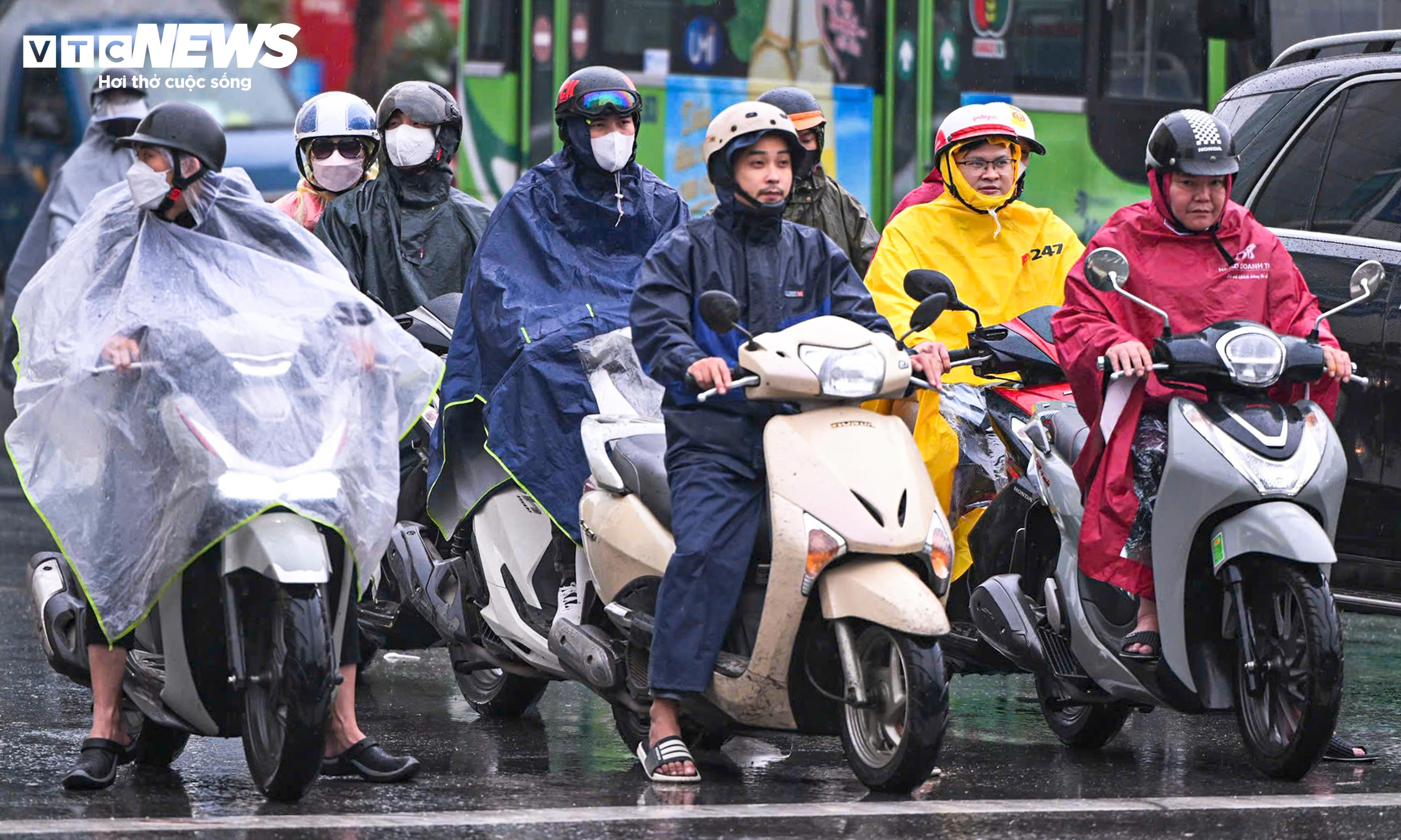 Ngày đầu vận hành camera AI, dân Hà Nội đội mưa rét dừng chờ đèn đỏ thẳng tắp - 8