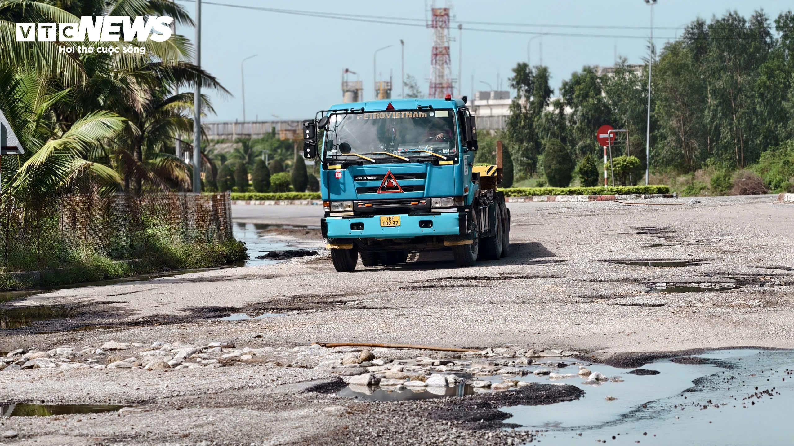 Ổ voi, ổ gà chi chít trên Quốc lộ 24C ở Khu kinh tế Dung Quất - 5