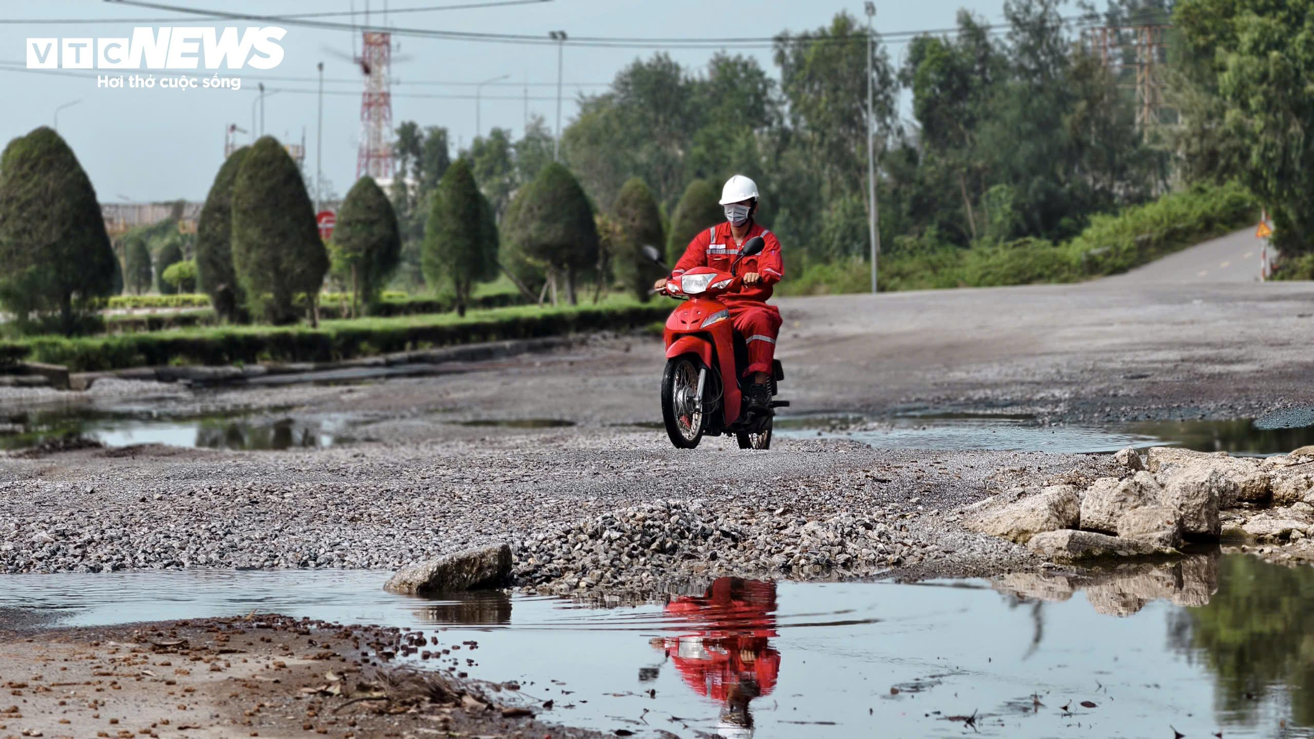 Ổ voi, ổ gà chi chít trên Quốc lộ 24C ở Khu kinh tế Dung Quất - 3