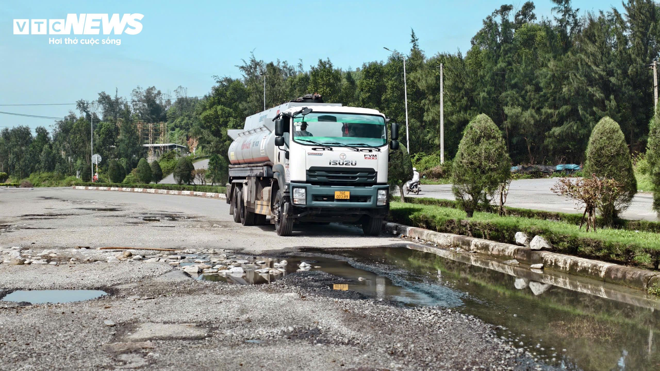 Ổ voi, ổ gà chi chít trên Quốc lộ 24C ở Khu kinh tế Dung Quất - 6