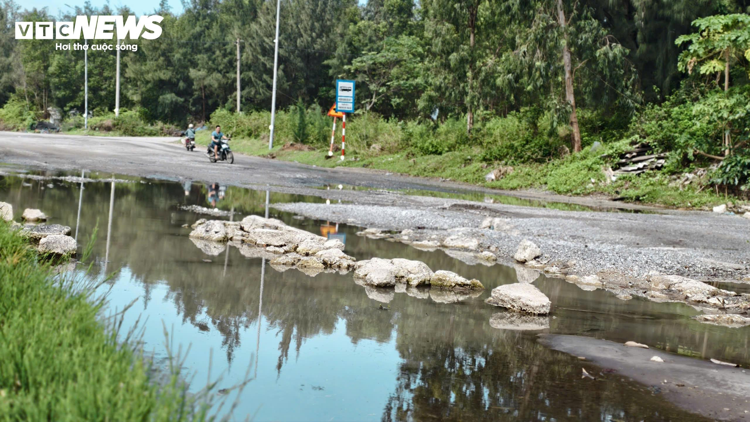 Ổ voi, ổ gà chi chít trên Quốc lộ 24C ở Khu kinh tế Dung Quất - 8