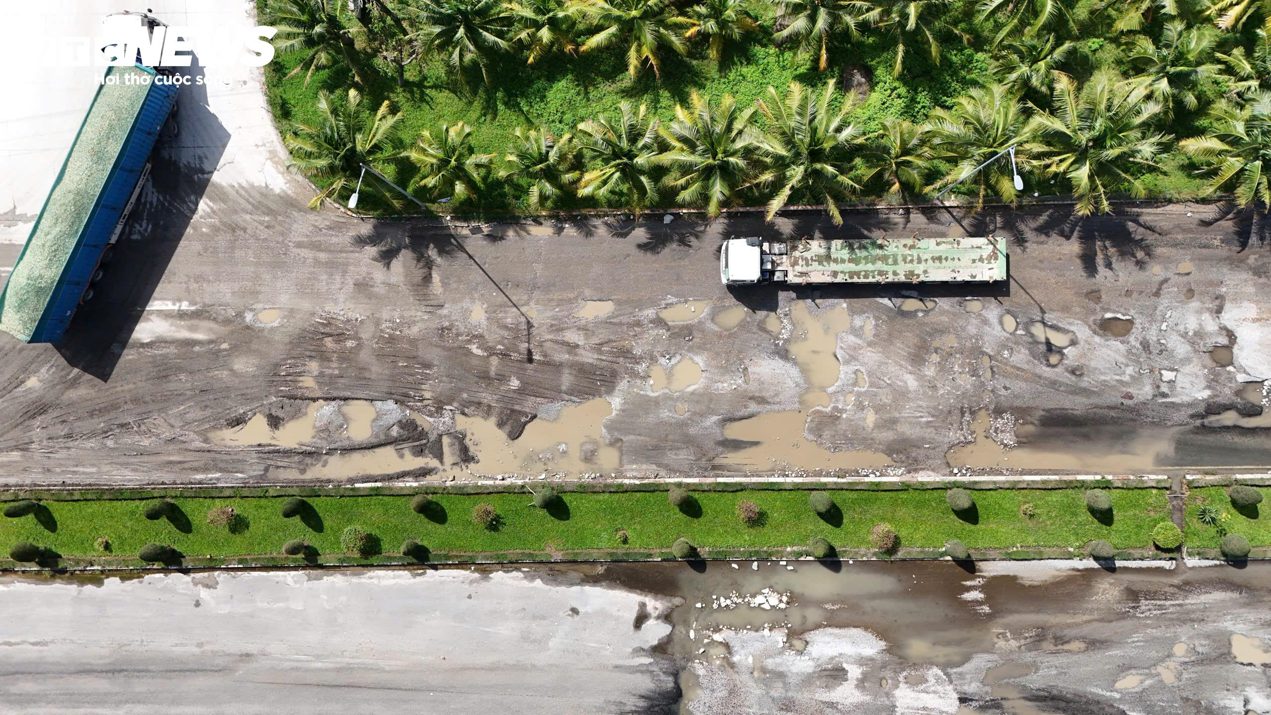 Ổ voi, ổ gà chi chít trên Quốc lộ 24C ở Khu kinh tế Dung Quất - 7