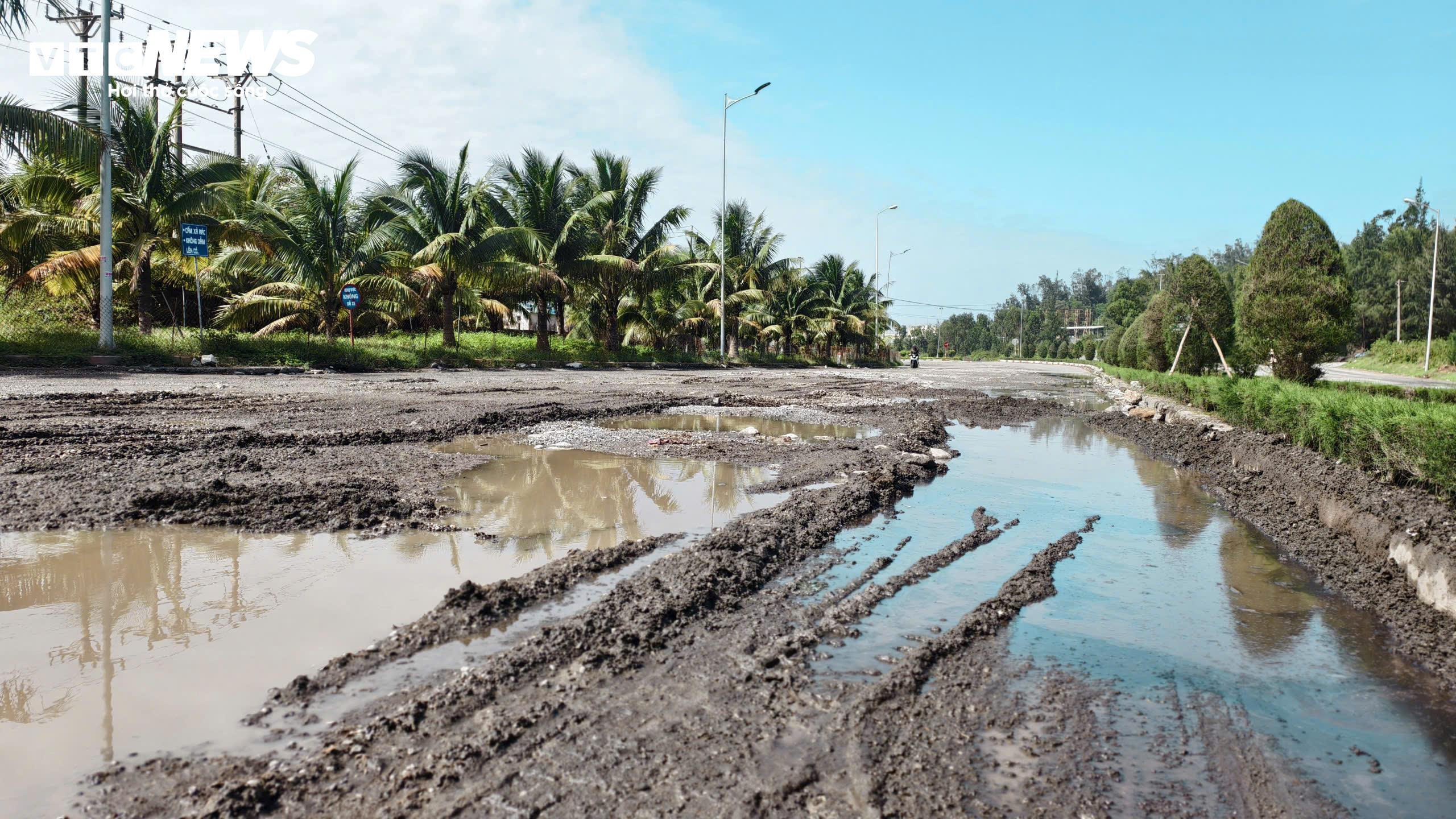 Ổ voi, ổ gà chi chít trên Quốc lộ 24C ở Khu kinh tế Dung Quất - 2