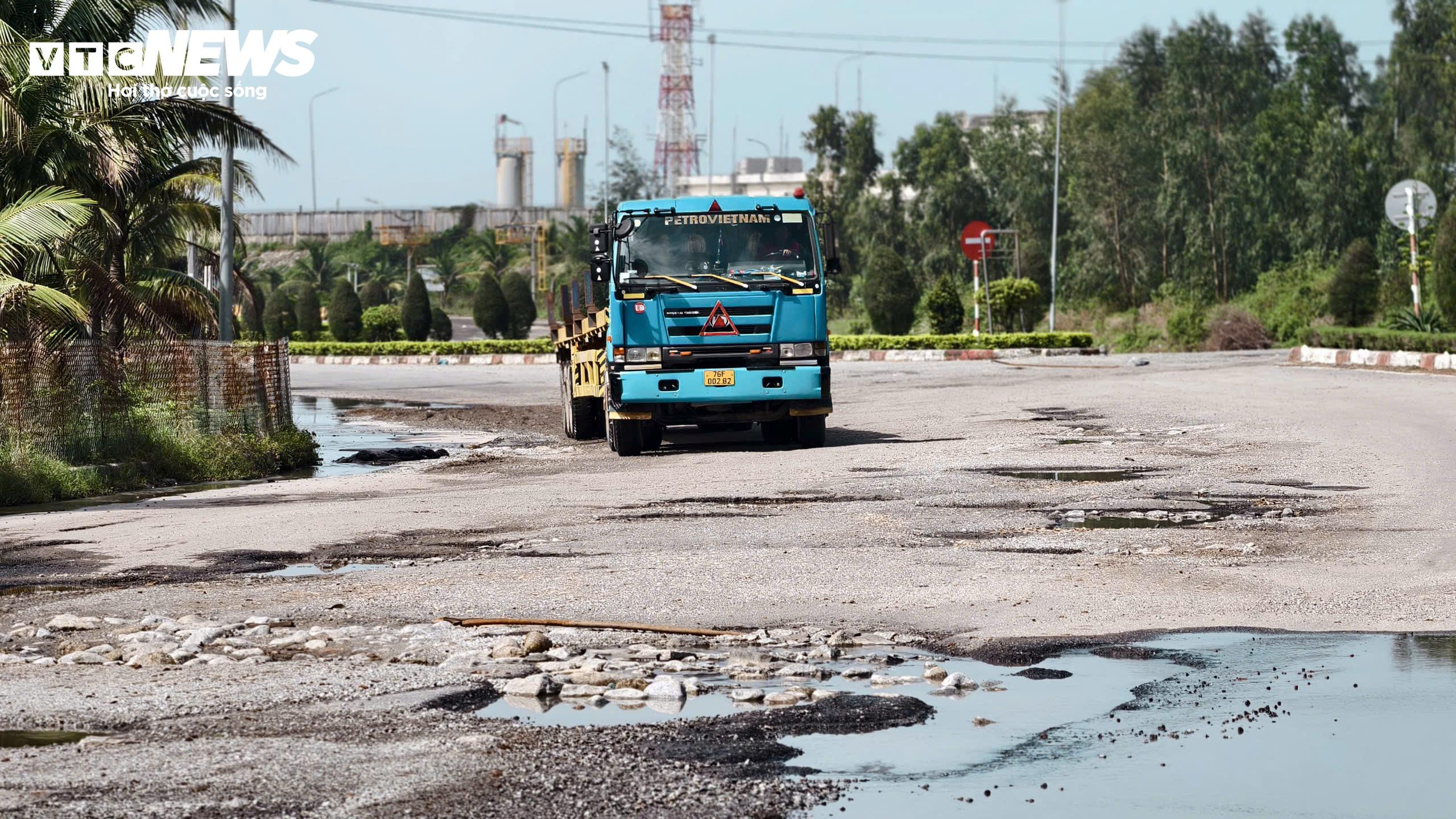 Ổ voi, ổ gà chi chít trên Quốc lộ 24C ở Khu kinh tế Dung Quất - 9